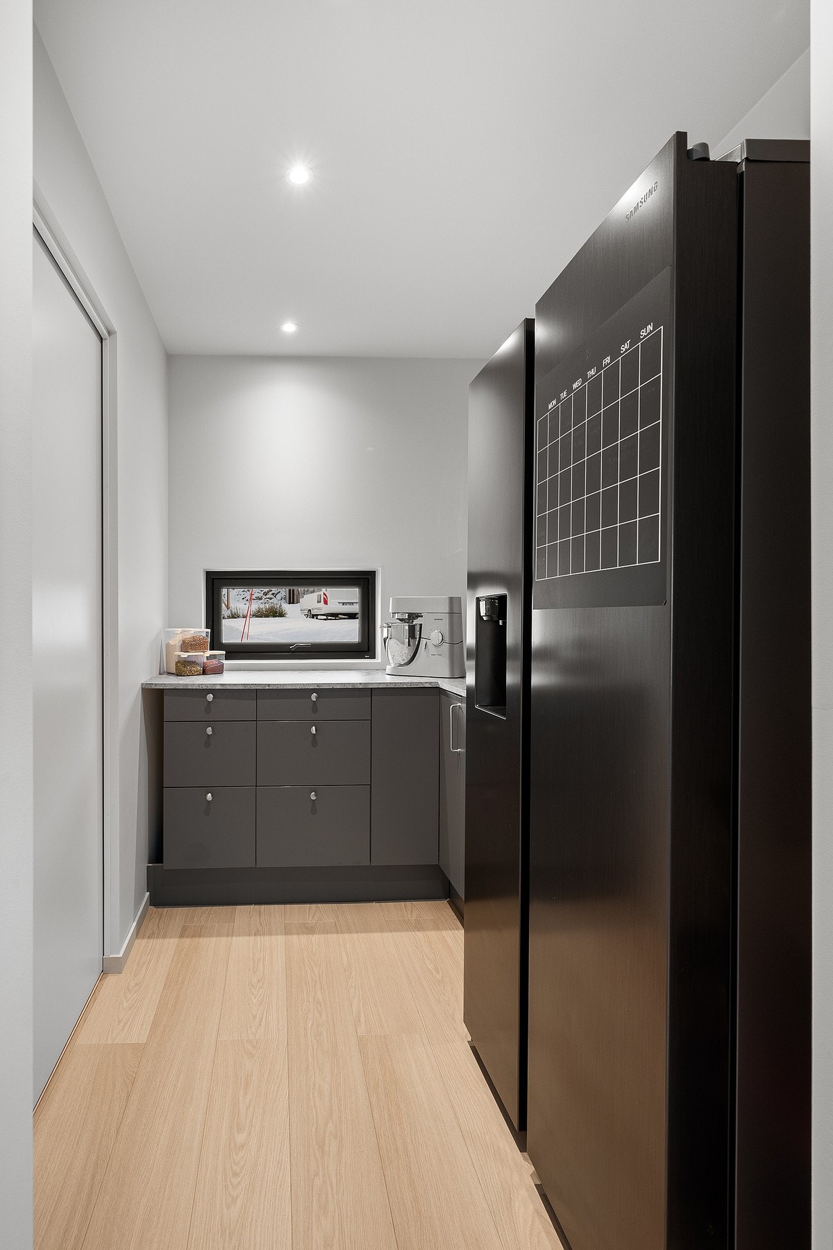 Grovkjøkken og bod innenfor kjøkkenet Galleribilde