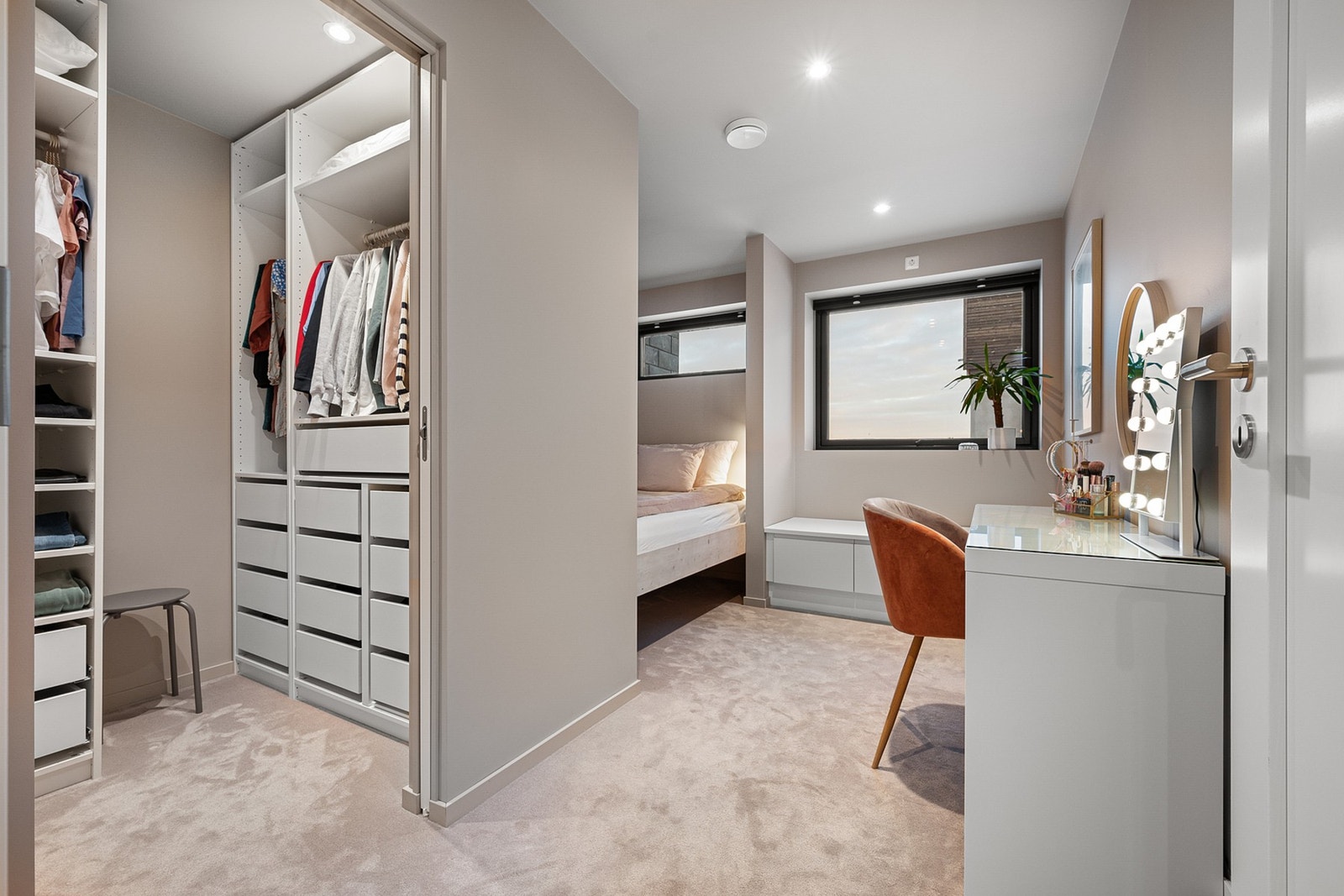 Begge soverommene i underetasje har garderoberom og plassbygd seng Galleribilde