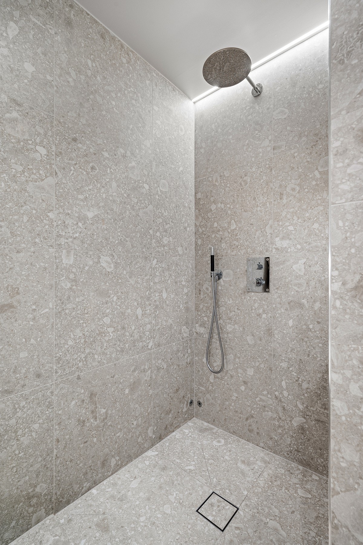 Både dusjsone og badekar på bad i underetasjen Galleribilde