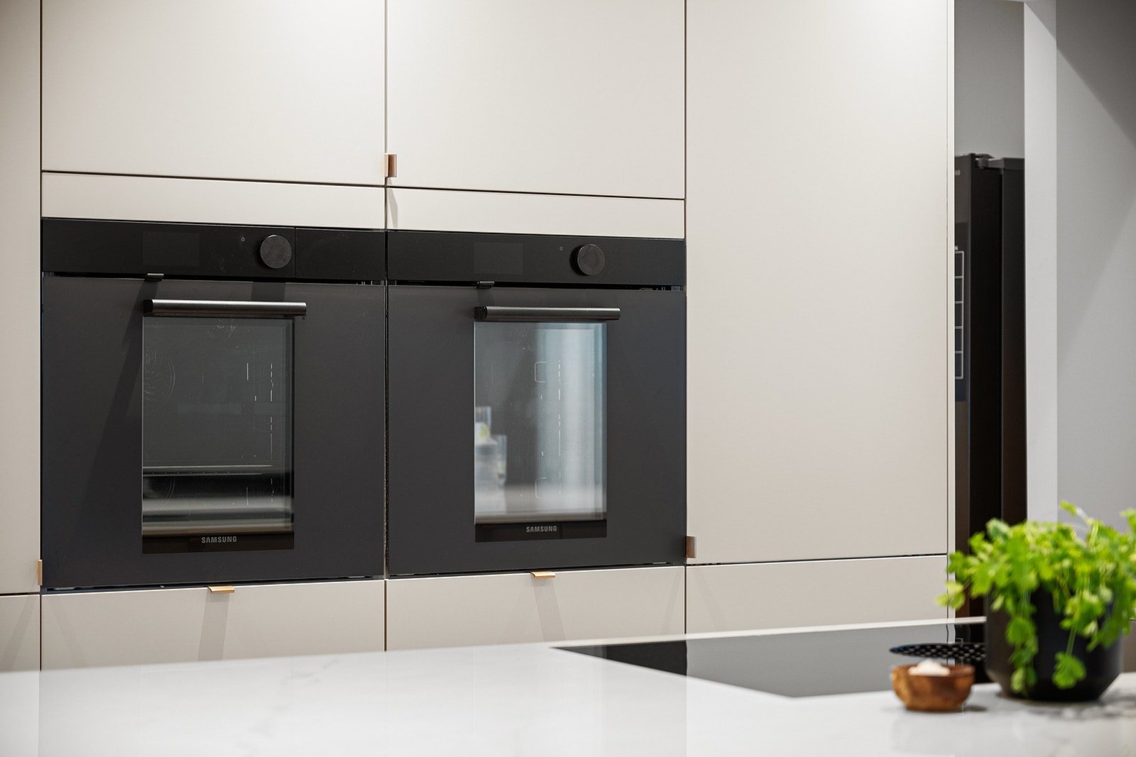 To Samsung dual cook stekeovner med Wi-Fi, hvorav en med dampfunksjon Galleribilde