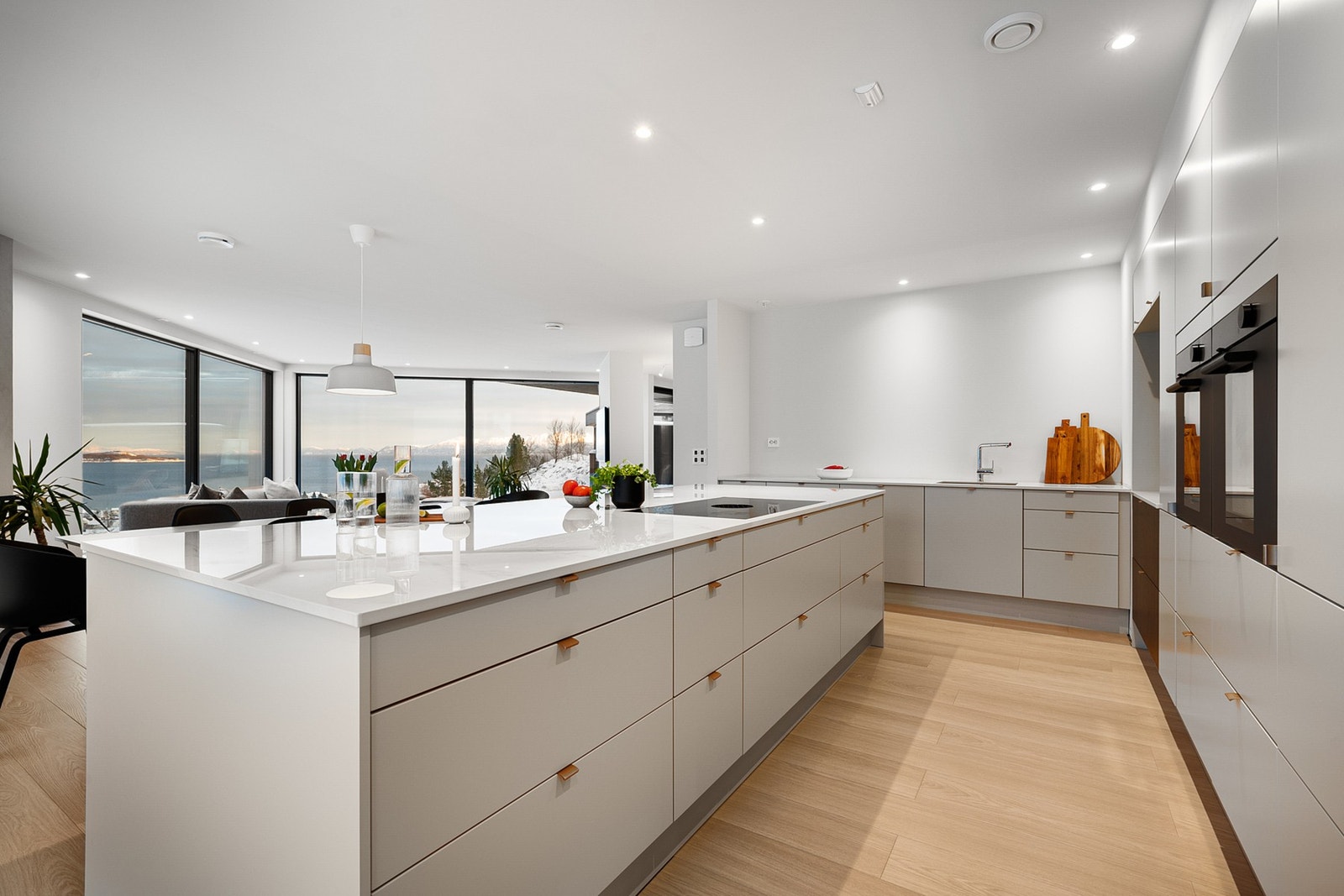 Benkeplaten er fra Dekton av typen Tundra. Ripebestandig og tåler varme opp til 300 grader Galleribilde