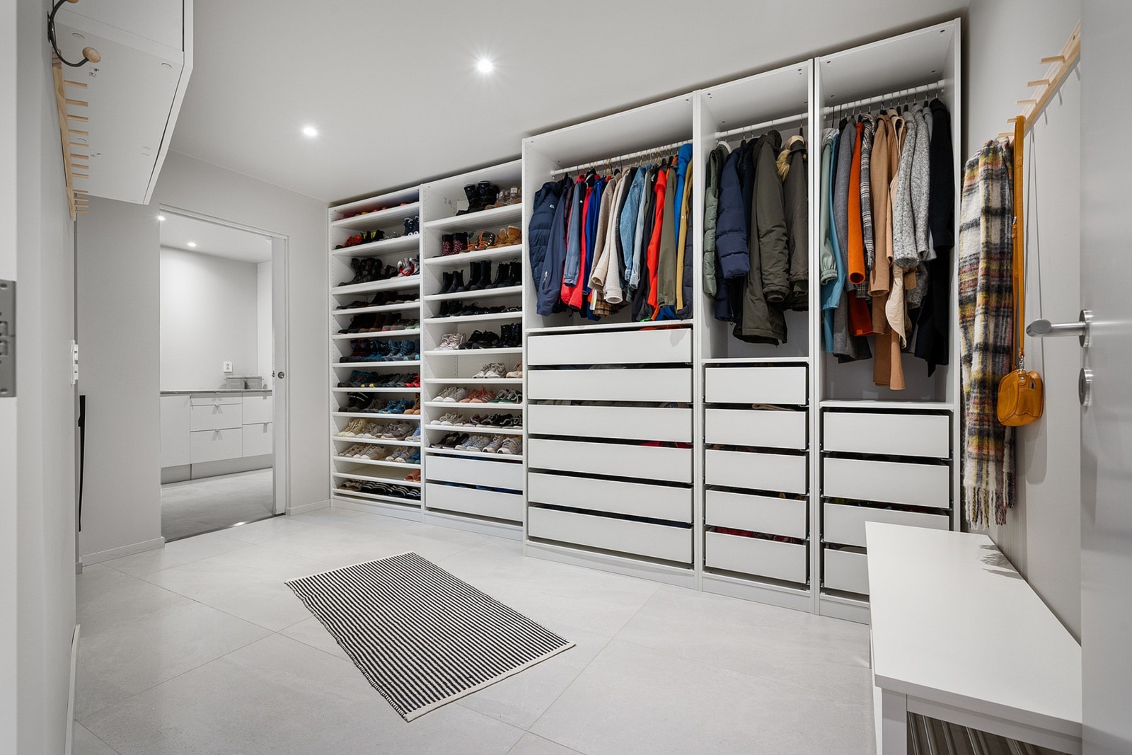 Svært romslig garderoberom med egen ytterdør. Vaskerom rett frem Galleribilde