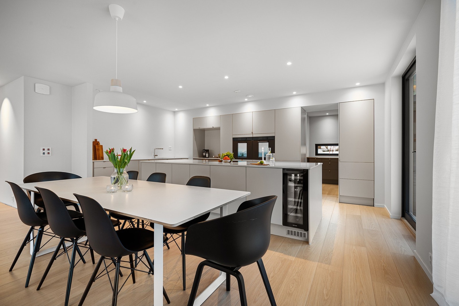 Eksklusivt kjøkken fra Aubo med grovkjøkken i bakkant. Kjøkkenøy med integrert vinskap Galleribilde