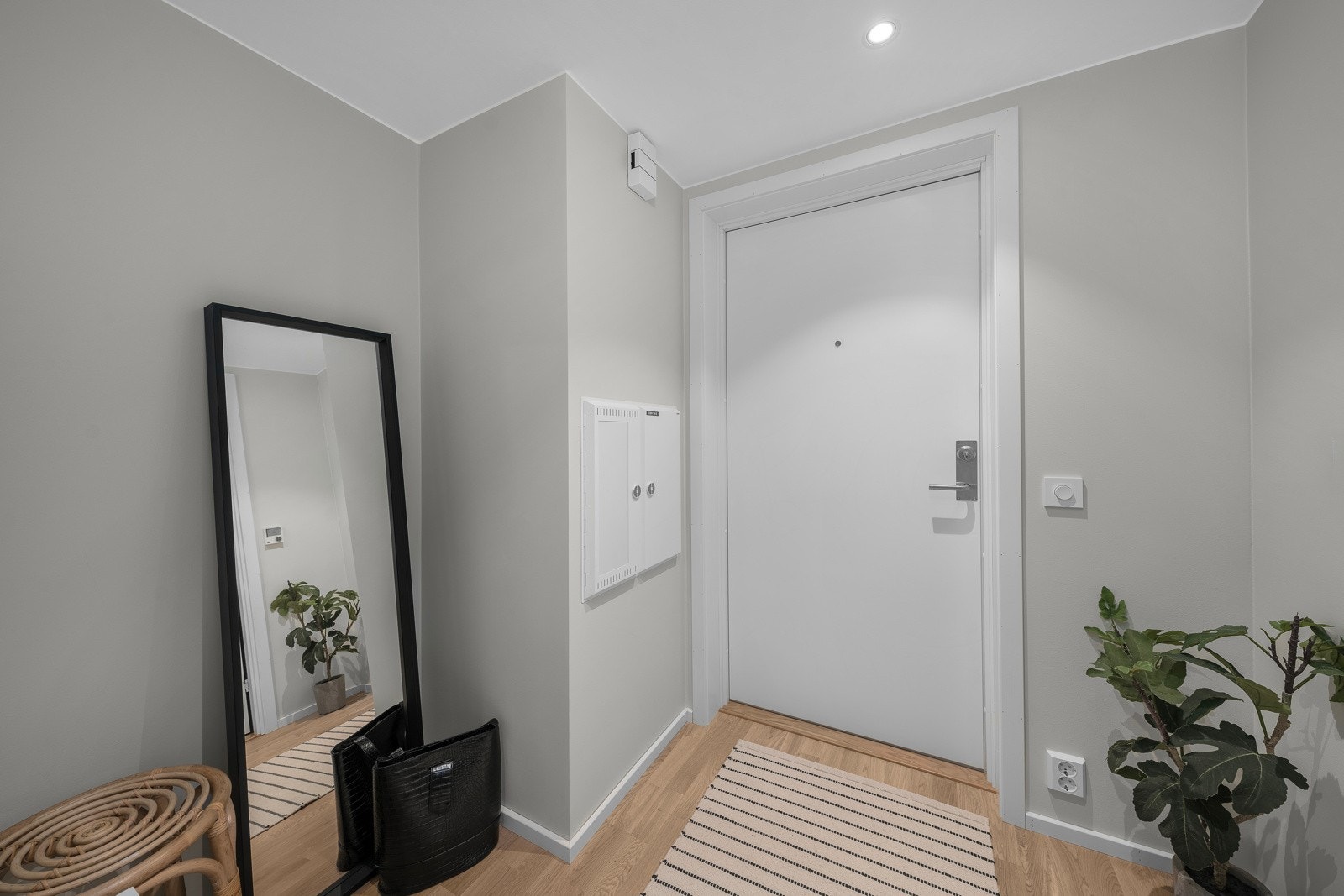 Det er heis til leilighetsplan, og det er en praktisk entré med nisje og plass til yttertøy og sko Galleribilde