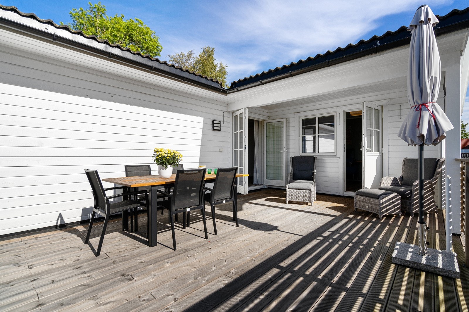 Uteplassen i 2. etasje bader i sol fra tidlig til sent Galleribilde