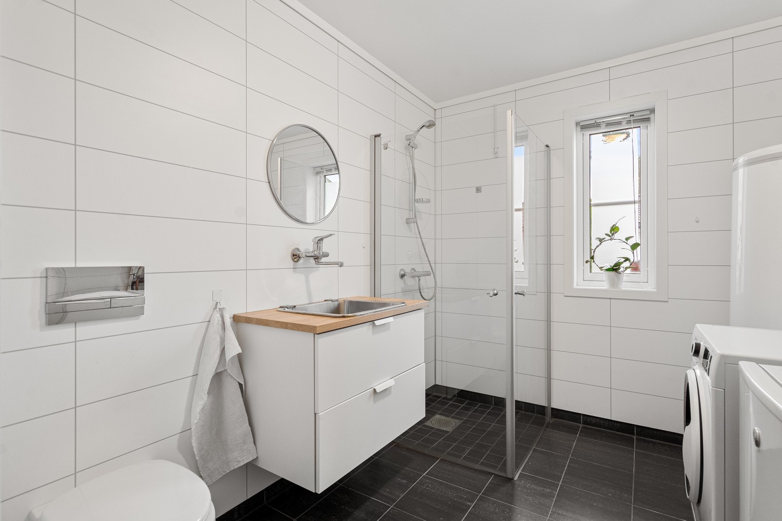 Dusjbad/wc med opplegg for vaskemaskin i 1. etasje Galleribilde