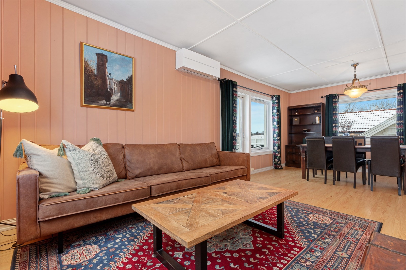 I stuen er det montert varmepumpe til oppvarming, og som også har en kjølende effekt på varme sommerdager Galleribilde