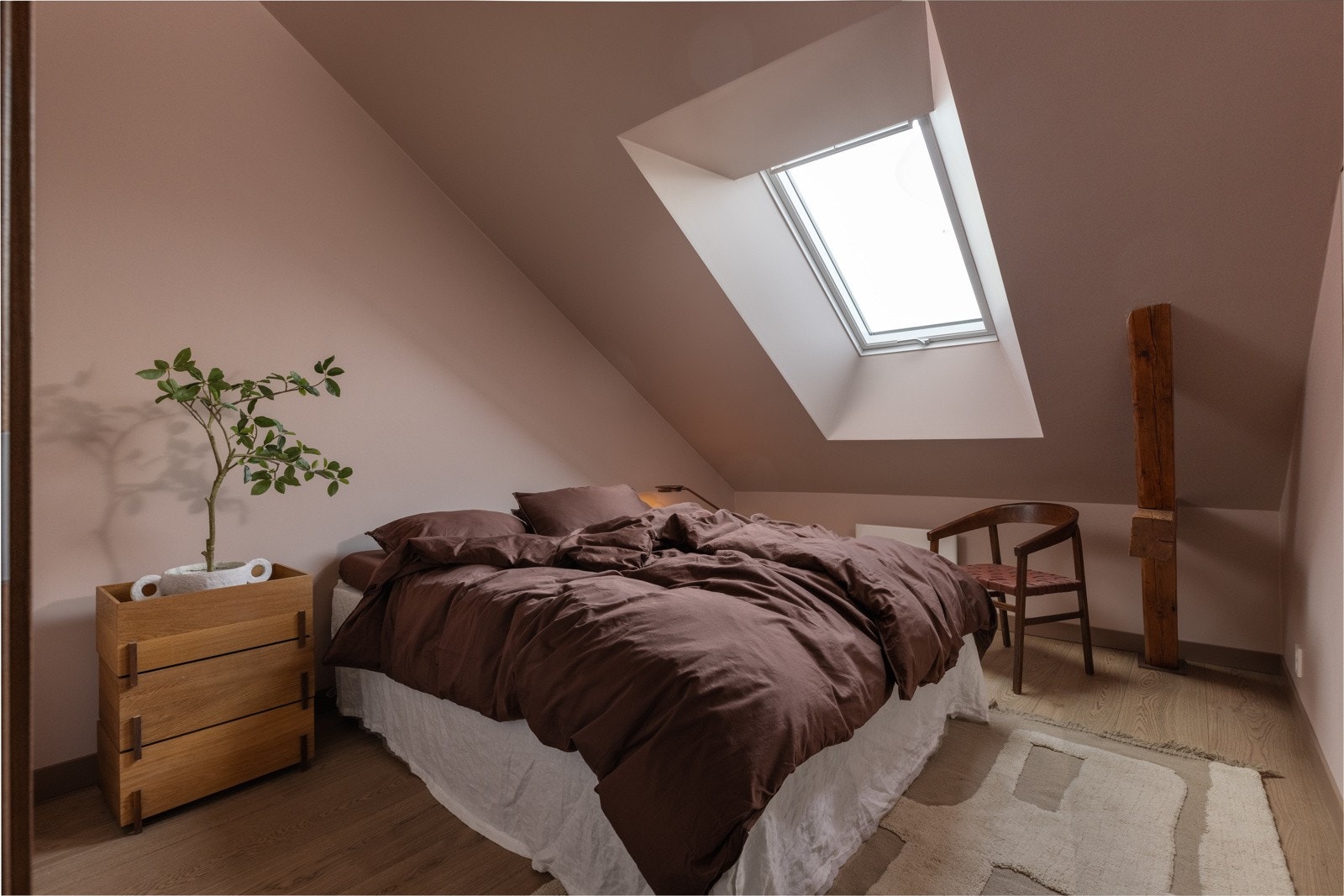 Luftig soverom med plass til dobbeltseng og nattbord. Galleribilde