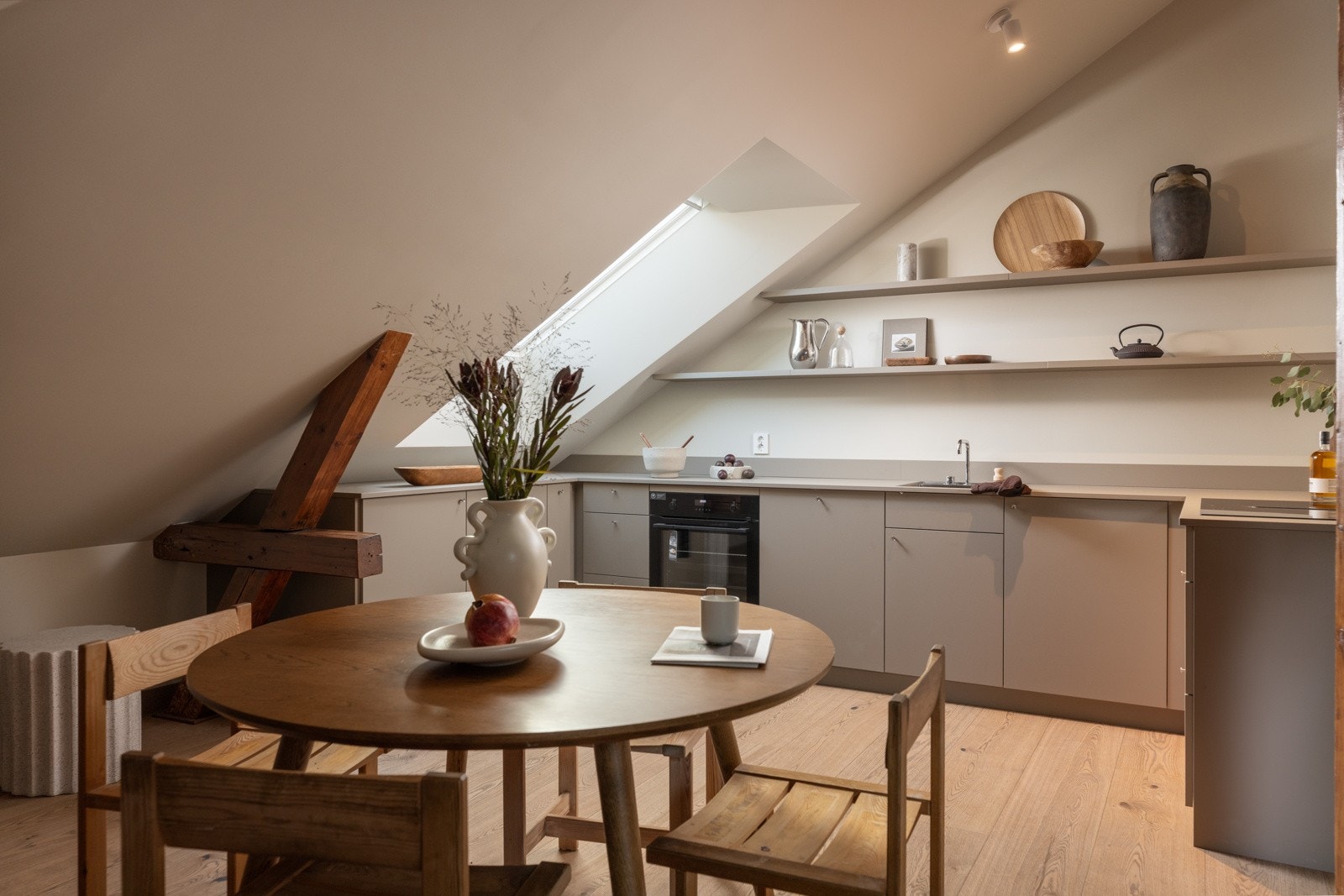 Integrerte hvitevarer som induksjon topp med integrert ventilator med avtrekk ut, stekeovn, oppvaskmaskin og kjøleskuff under benk. Hvitevarer av AEG og kjøleskuff fra Liebherr. Galleribilde