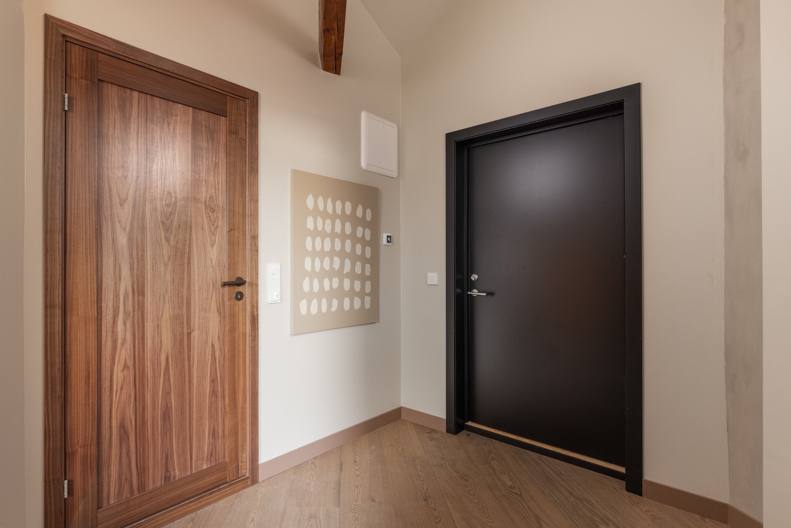 Praktisk entré med plass til å etablere oppbevaringsløsninger og oppheng av yttertøy. Ny dørcalling med porttelefon og kamerafunksjon. Galleribilde