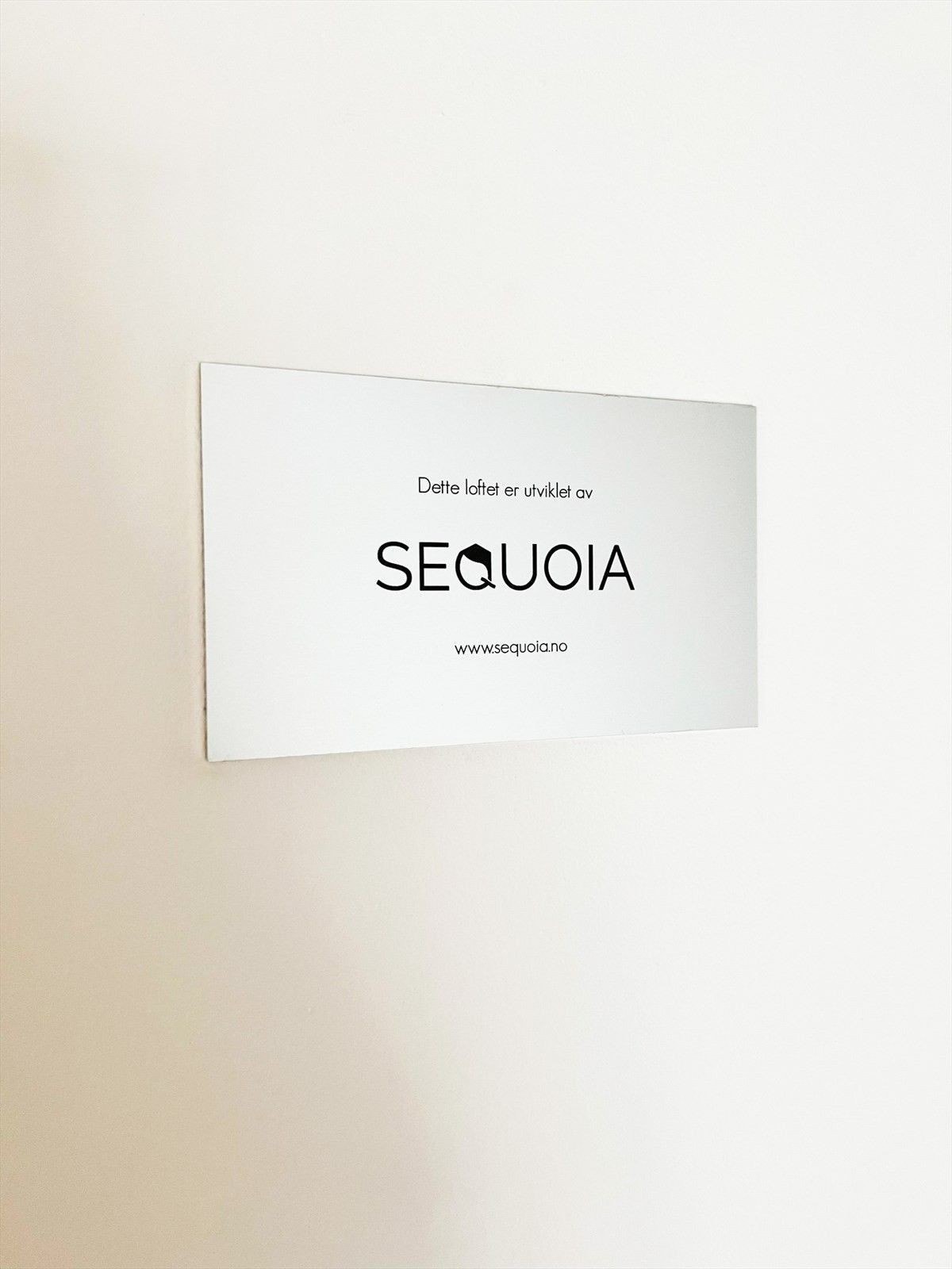 Arkitekttegnet toppleilighet utviklet av velrennomerte Sequoia. Les mer om utvikler på deres hjemmeside: www.sequoia.no Galleribilde