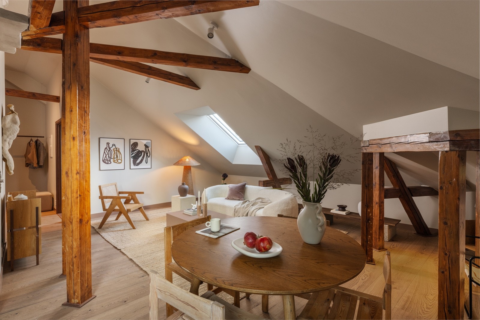 Godt med lysinnslipp, god romfølelse og 73 kvm i gulvareal. Galleribilde