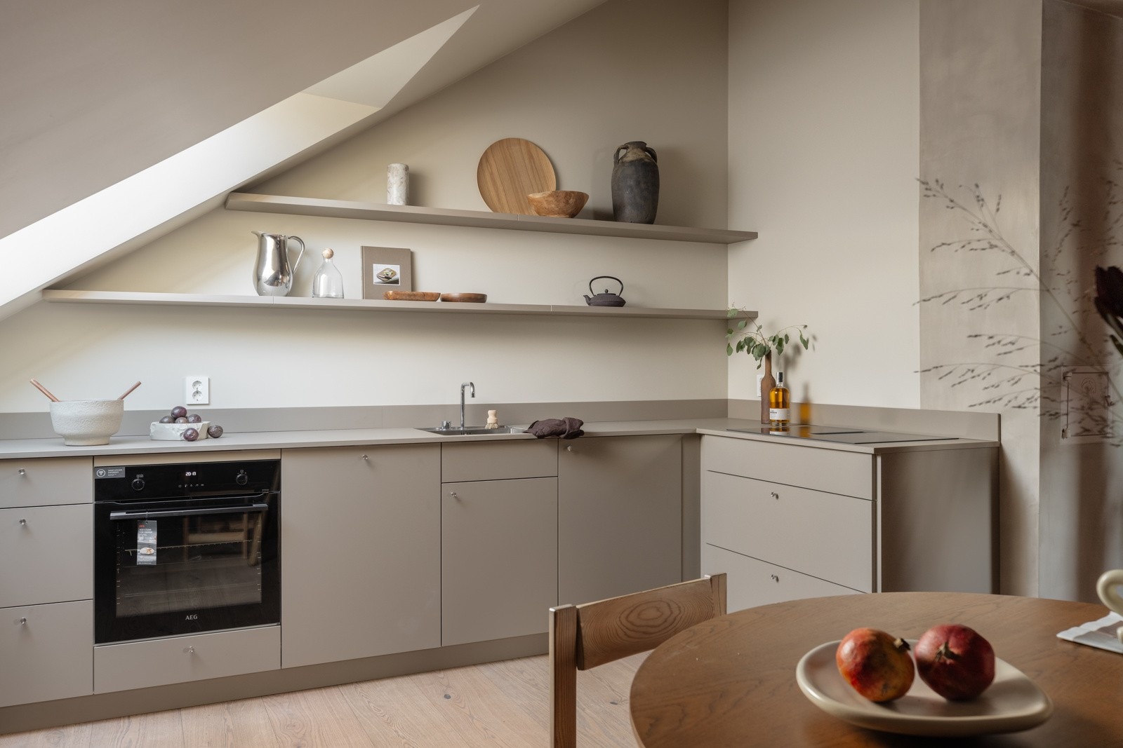 Underlimt vask montert på Kvik touch benkeplate av laminat. Blandebatteri levert av Vola. Galleribilde