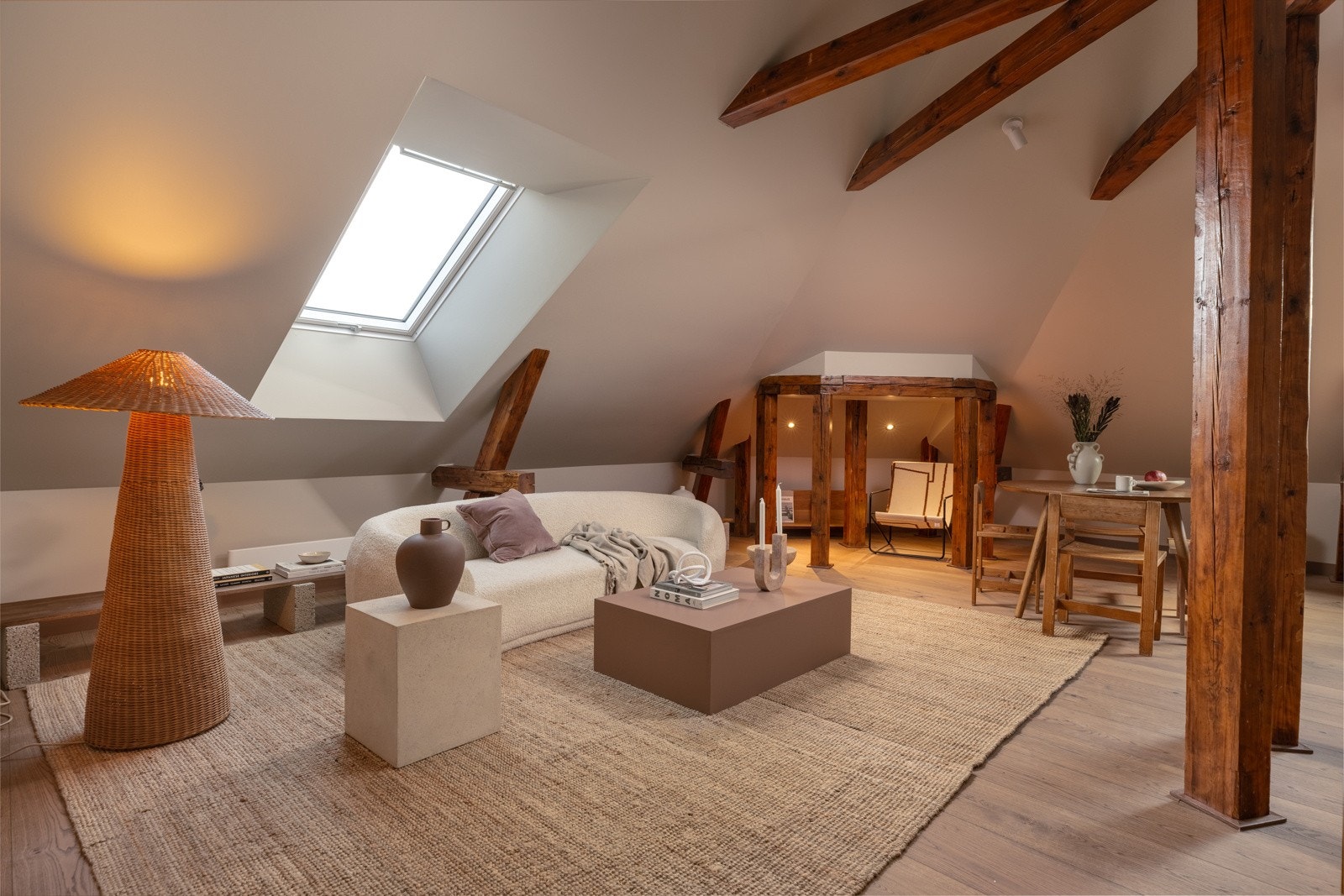 Luftig stue med gode møbleringssoner for sofagruppe og spisestue. Galleribilde