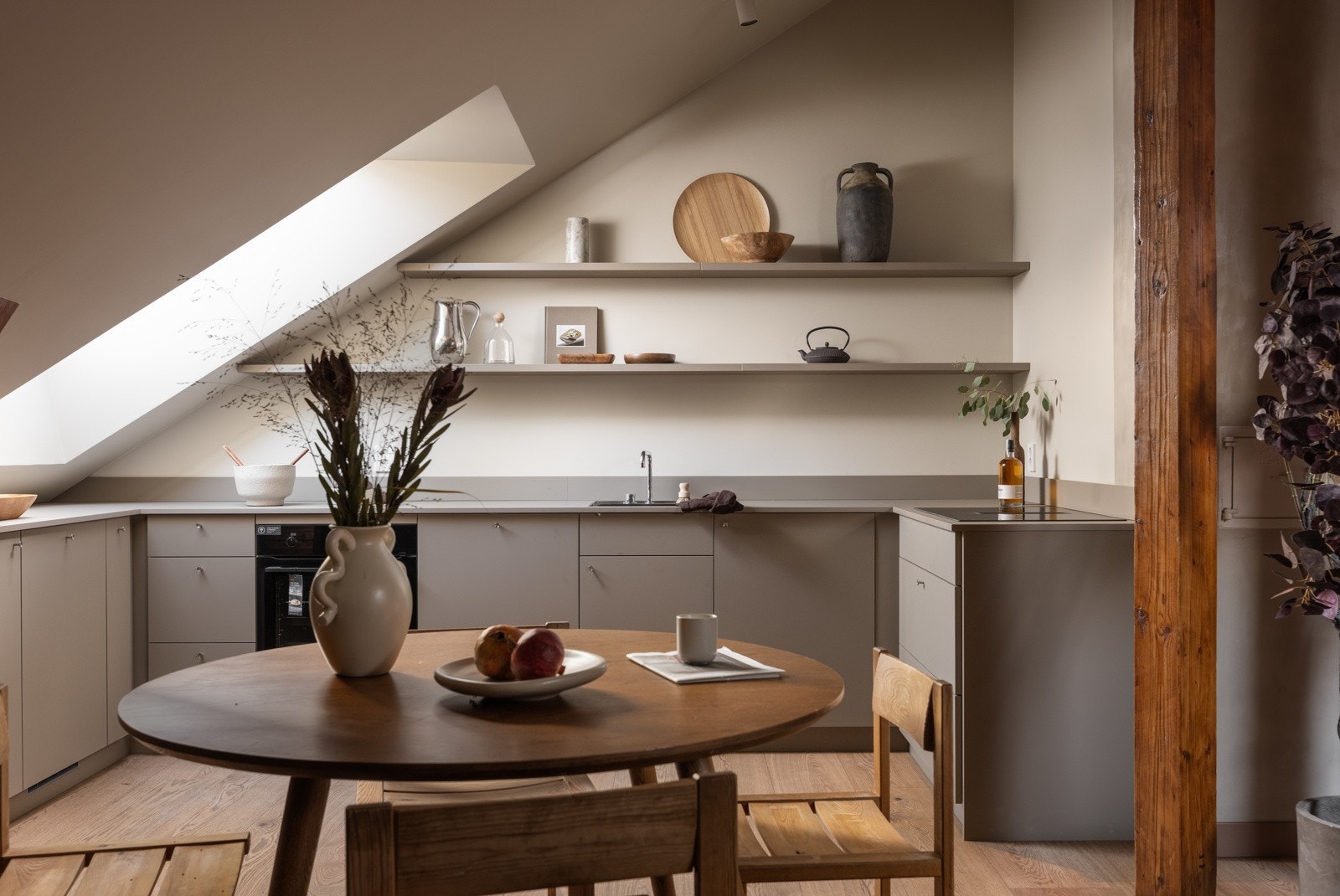 Meget innholdsrik kjøkkeninnredning levert av kvalitetsleverandøren Kvik. Galleribilde