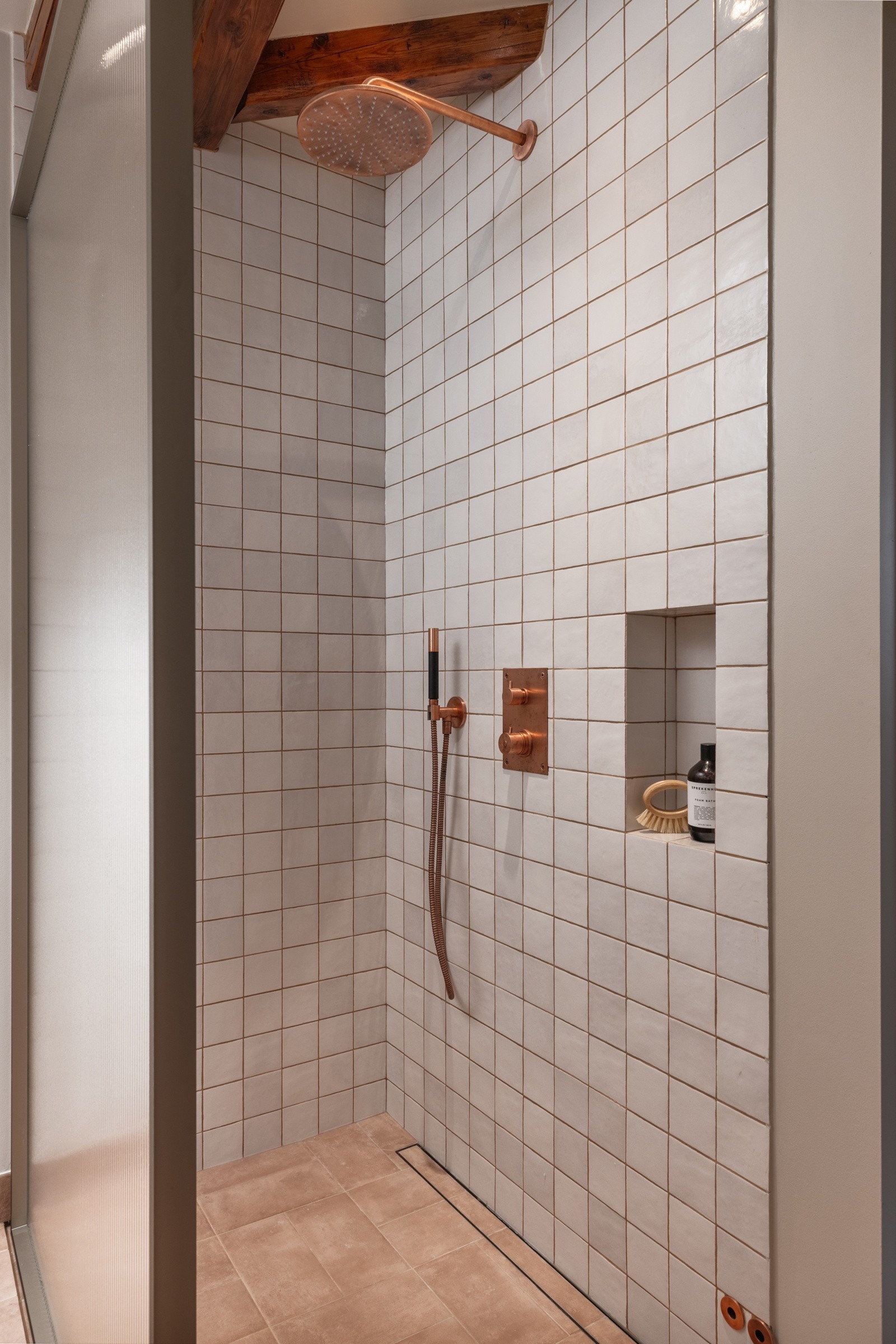 Eksklusiv dusjvegg av merket INR (Iconic Nordic Rooms), regnfallsdusj og håndholdt dusj fra Tapwell Galleribilde