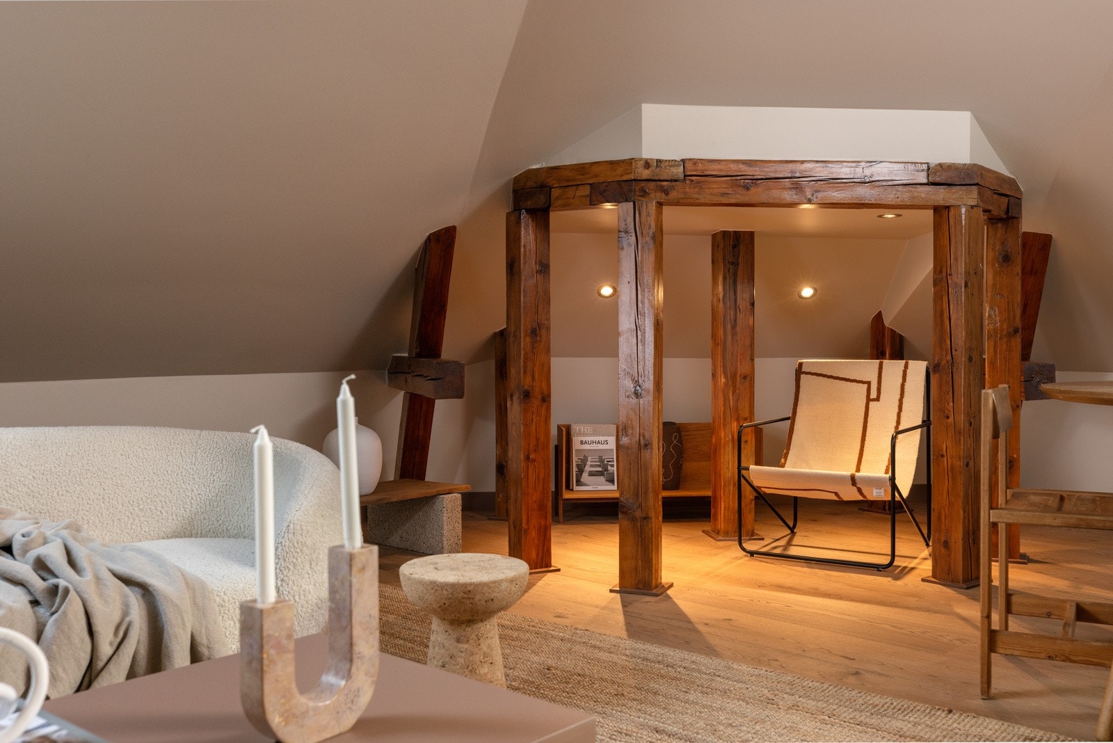 Man har utnyttet byggets konstruksjon til å etablere liten "lesekrok". Her er det innfelte downligts i himling. Galleribilde