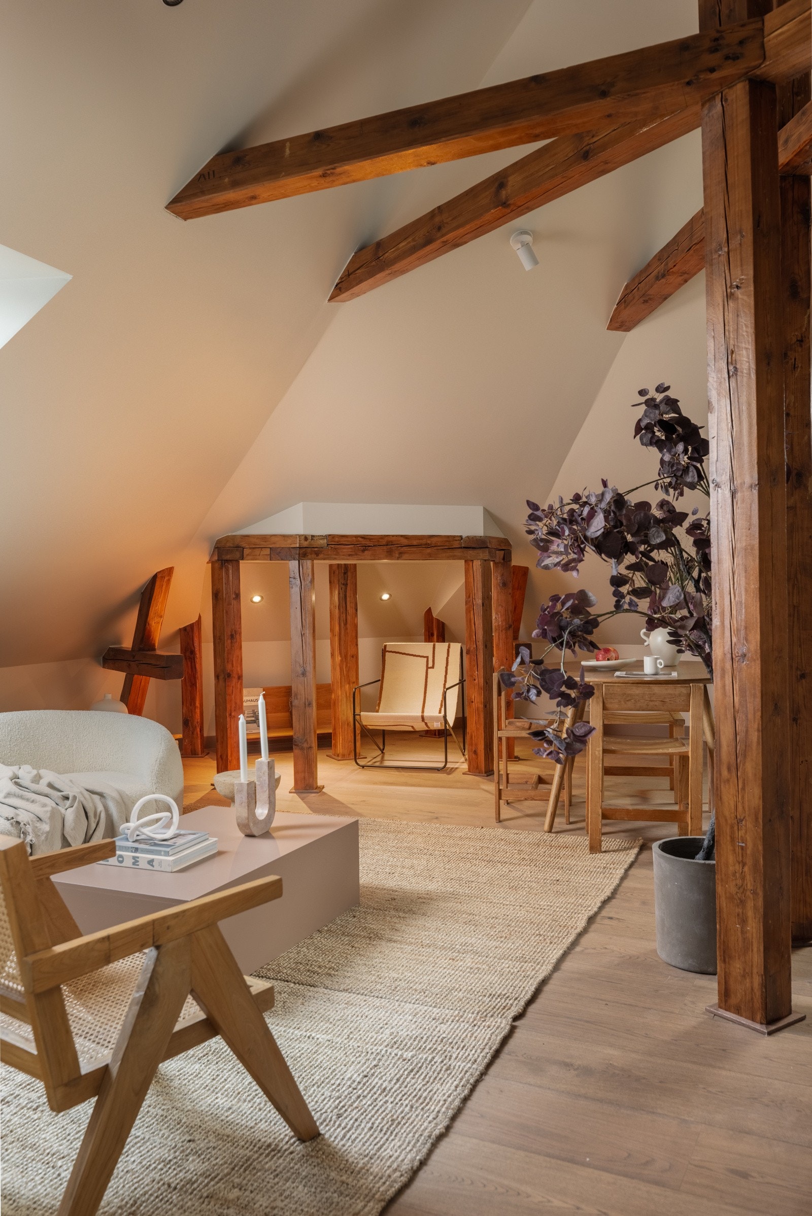 Stuen har klassiske trebjelker som er en stilig kontrast til det mer moderne. Galleribilde