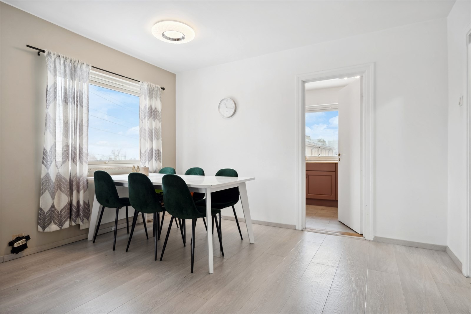 Leiligheten er gjennomgående og byr på lysinnslipp fra begge sider. Galleribilde