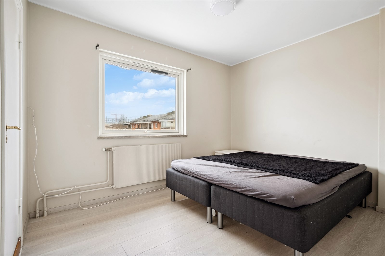 Her har du plass til stor seng og nattbord på begge sider. Galleribilde