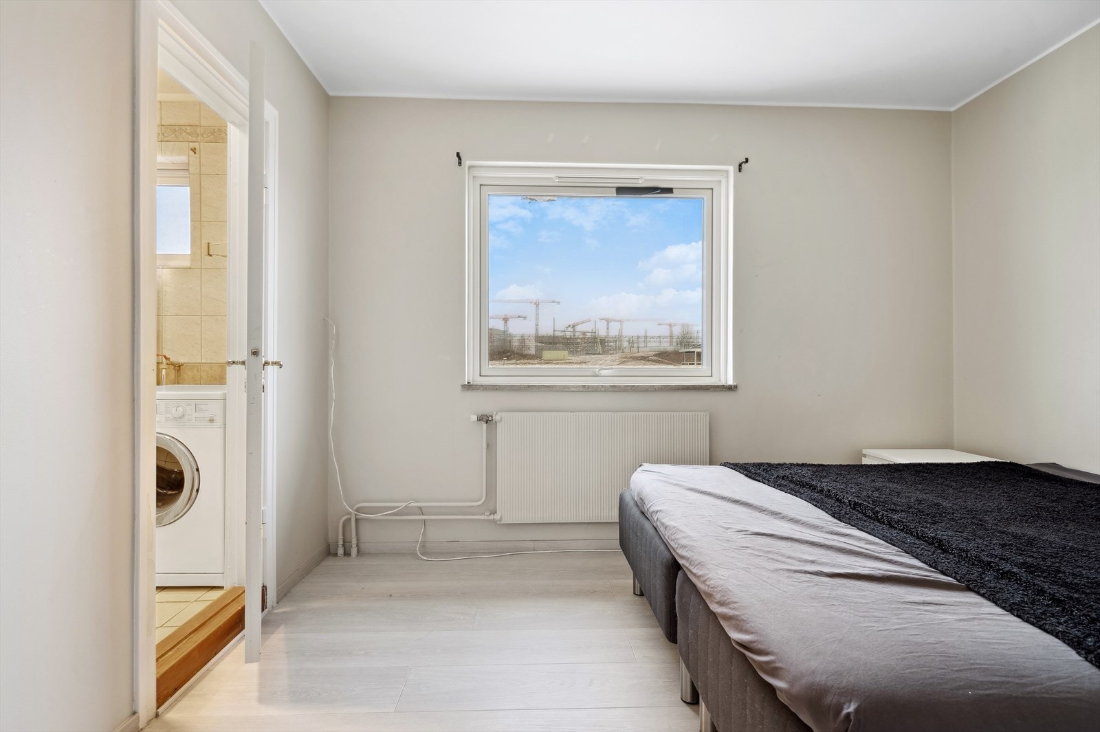 Hovedsoverommet har direkte adkomst til badet. Galleribilde