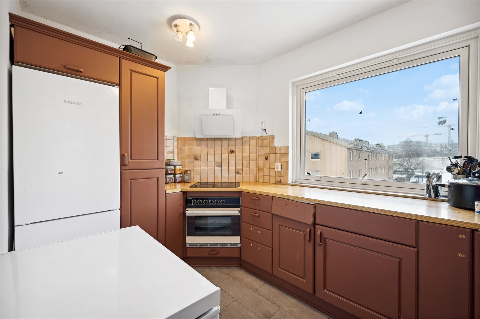 Modullkjøkken med fronter av malt eik. Galleribilde