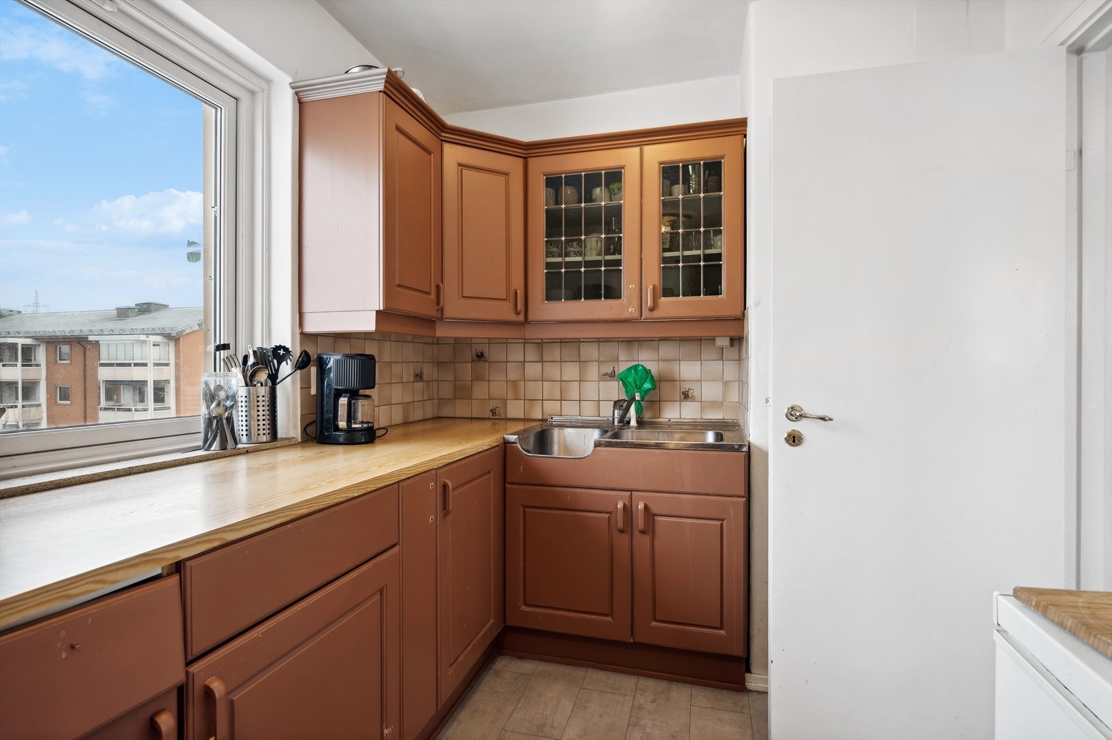 På kjøkkenet har du rikelig med skap og benkeplass. Galleribilde