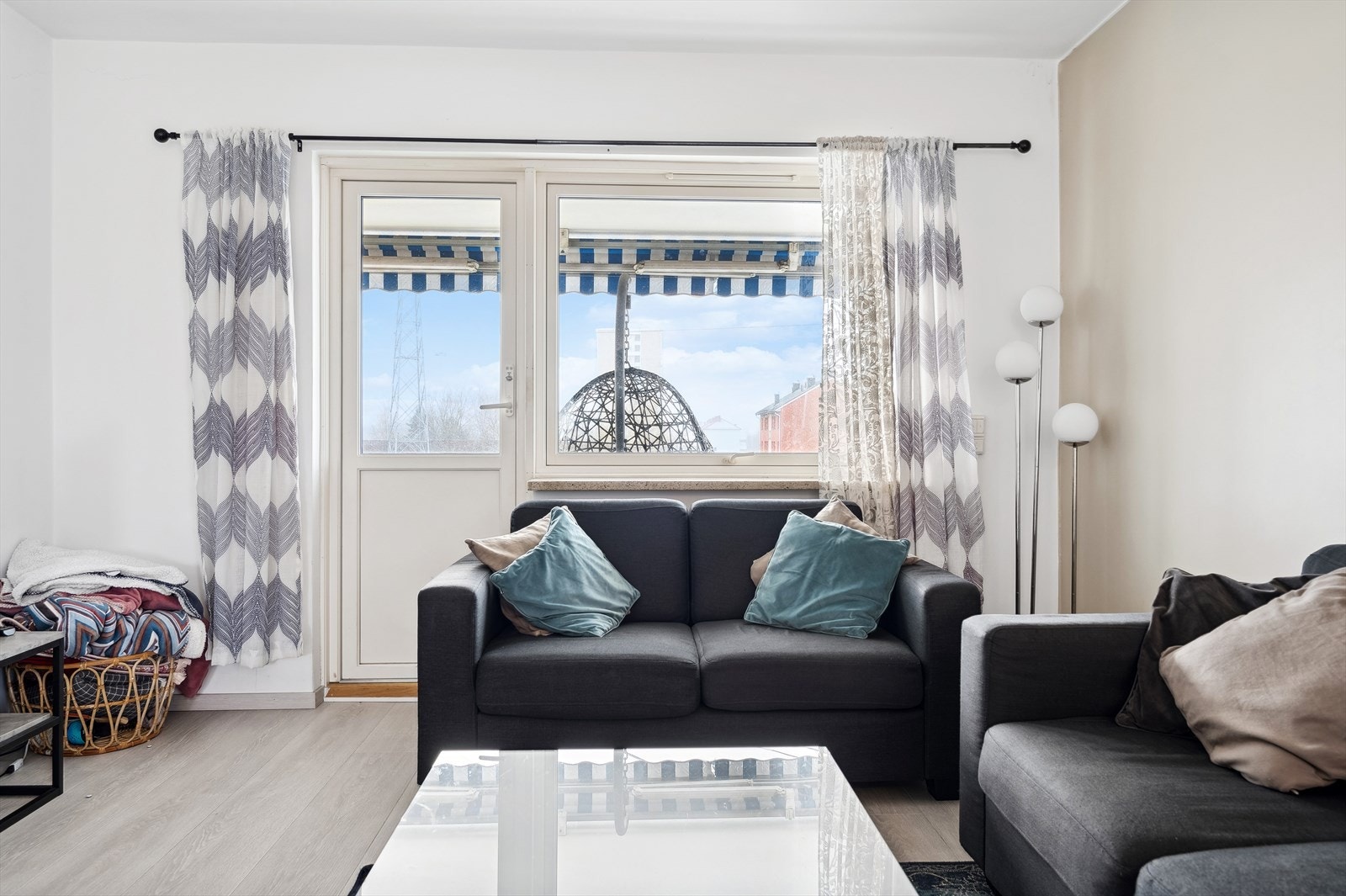 Stuen er lys og luftig takket være stuens store vindusflater. Galleribilde