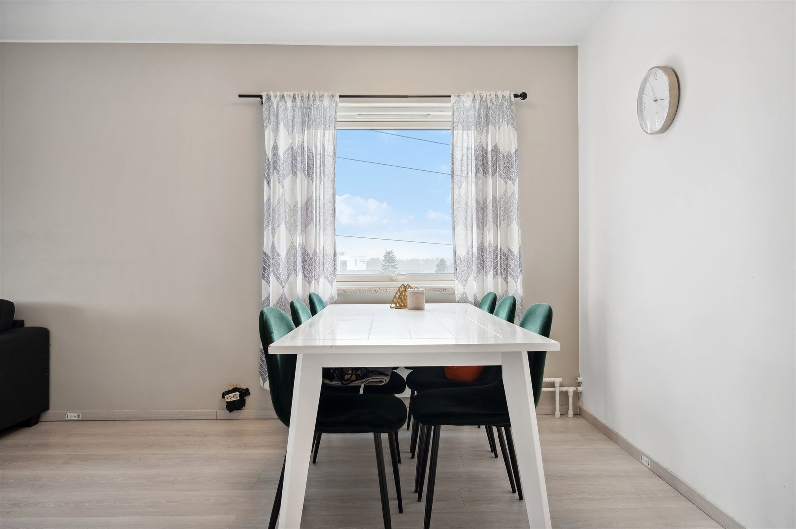 I stuen er det naturlig plass til et stort spisebord. Galleribilde