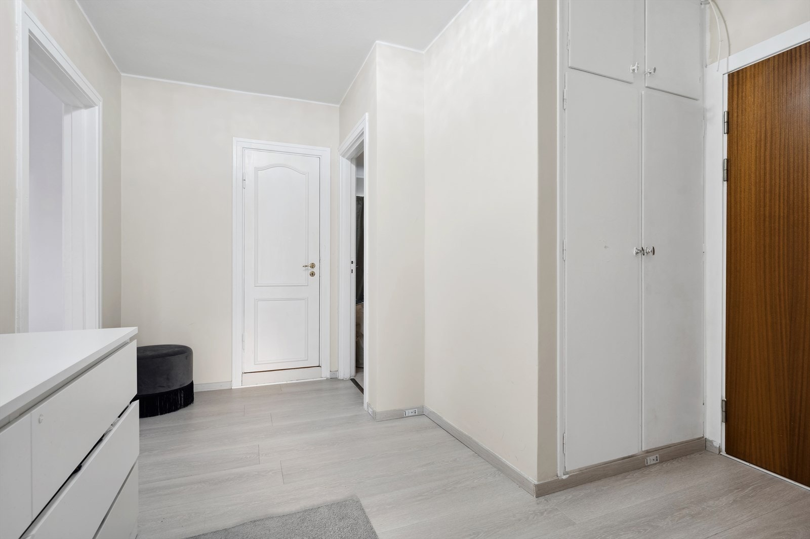 Romslig entré som tar deg inn i leilighetens øvrige rom. Galleribilde