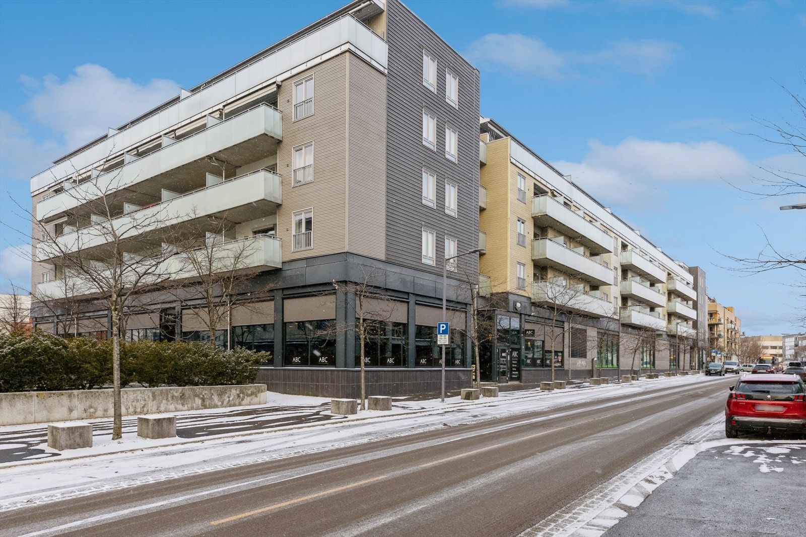I de nærmeste omgivelsene finner du Strømmen Storsenter og togstasjon ligger en kort rusletur unna Galleribilde