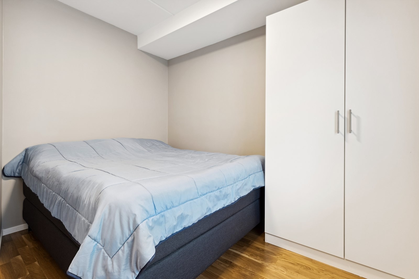 Soverommet har tilgang fra entreen, via skyvedør Galleribilde