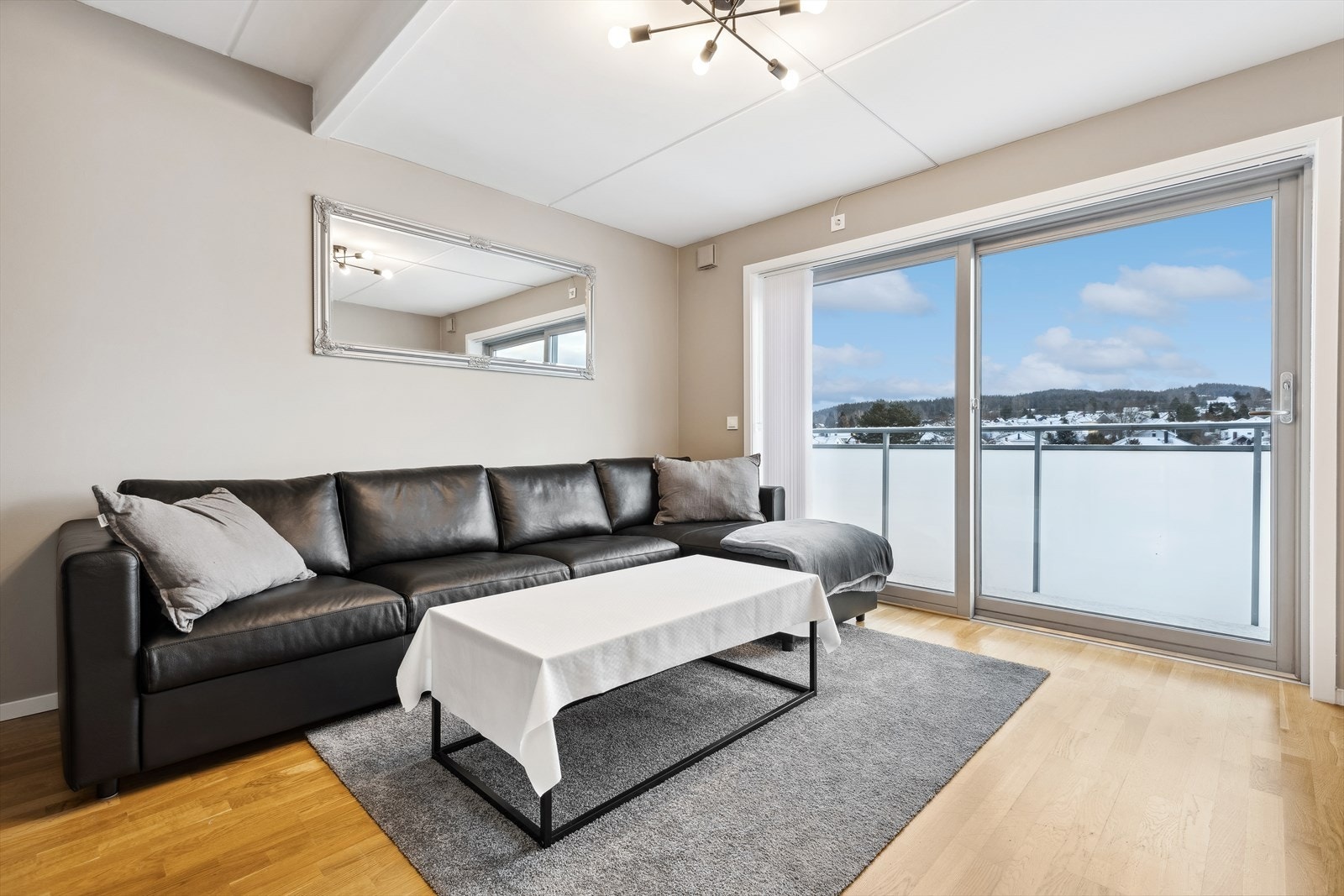 En stor skyvedør i kortveggen gir godt med lysinnslipp, og det er utgang til balkongen Galleribilde