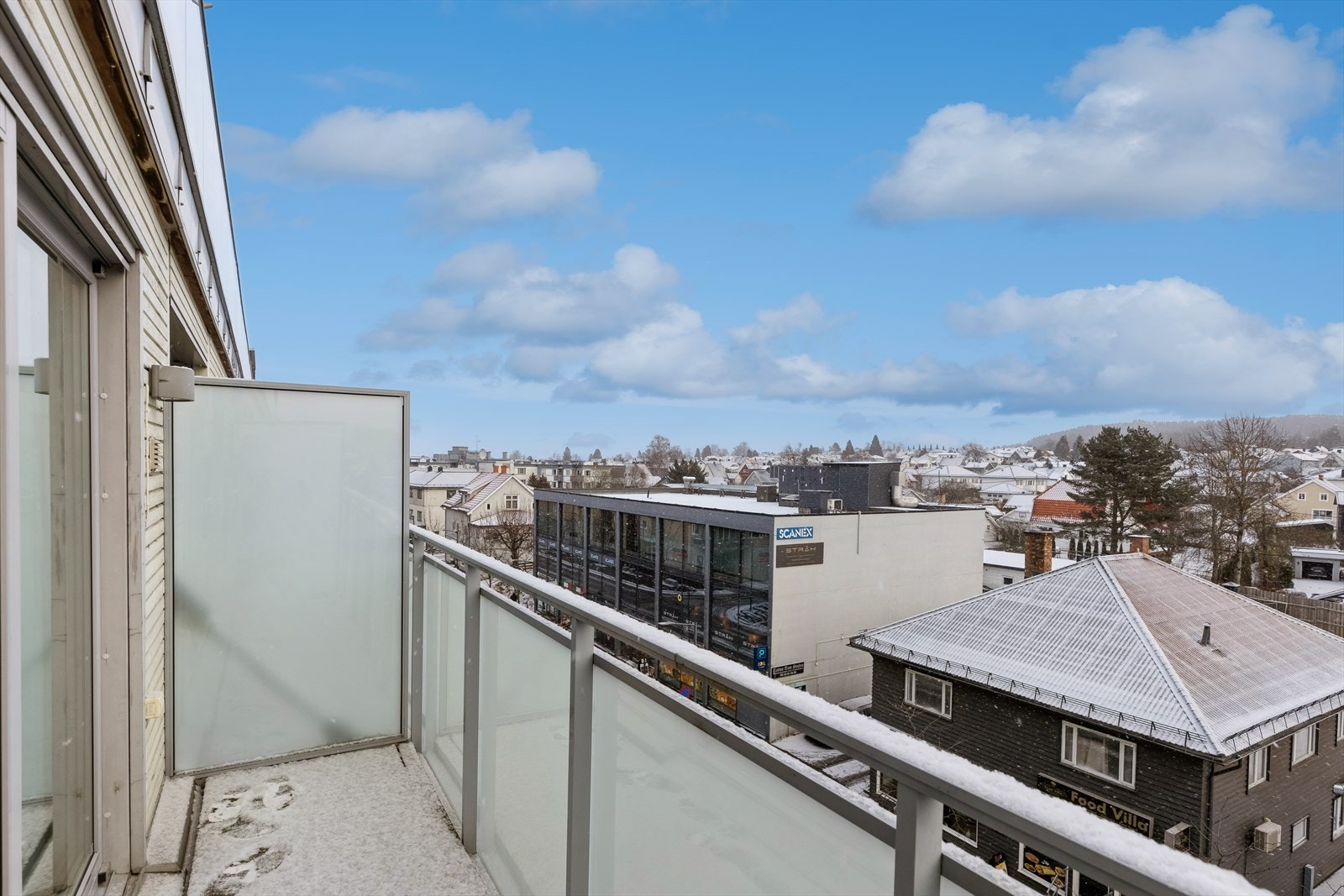 Fra stuen er det utgang til en balkong på ca. 4,6 kvm Galleribilde