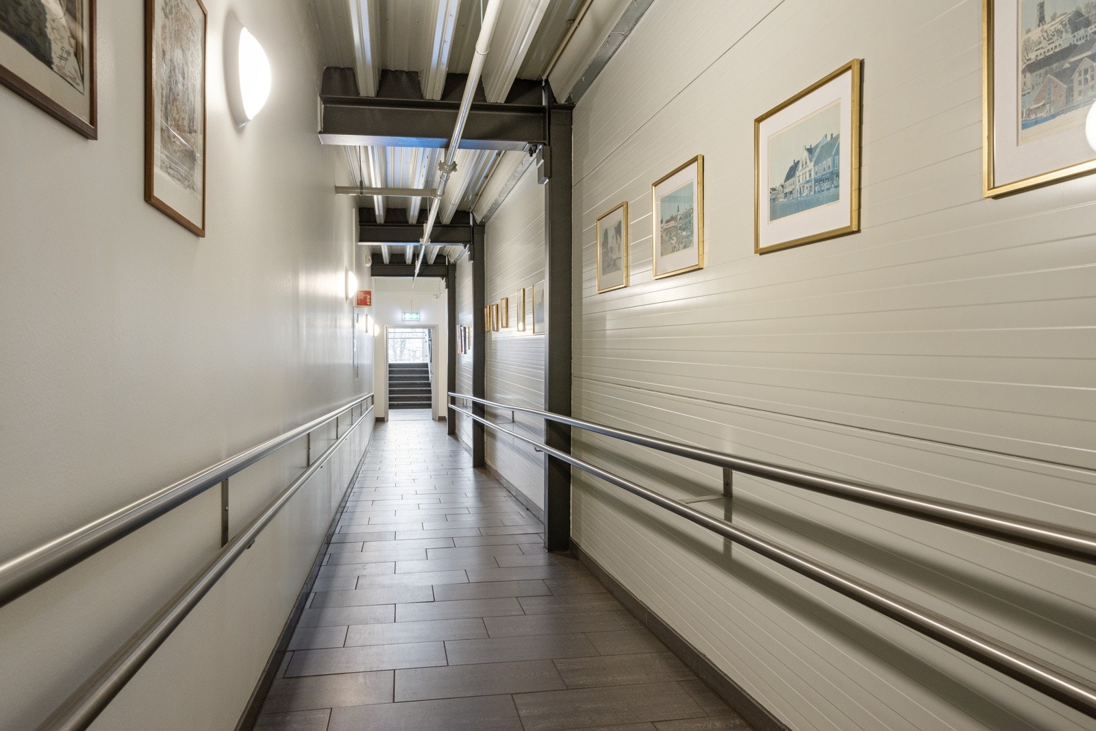 Adkomst via heisen via gang og svalgang. Galleribilde