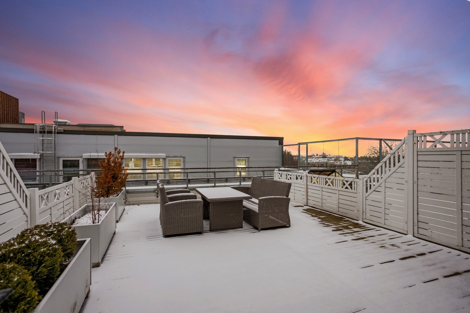 Stor terrasse med morgensol. 46 kvm, uten særlig innsyn. Galleribilde