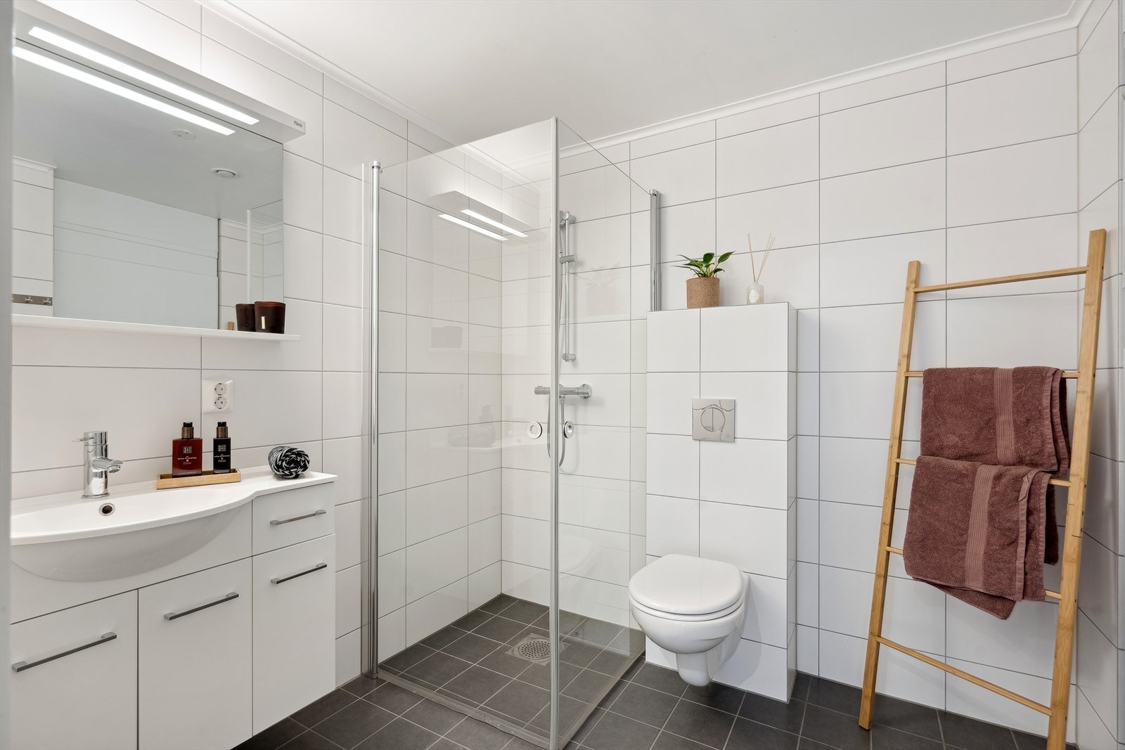 Lyst og pent baderom i 1. etasjen. Galleribilde