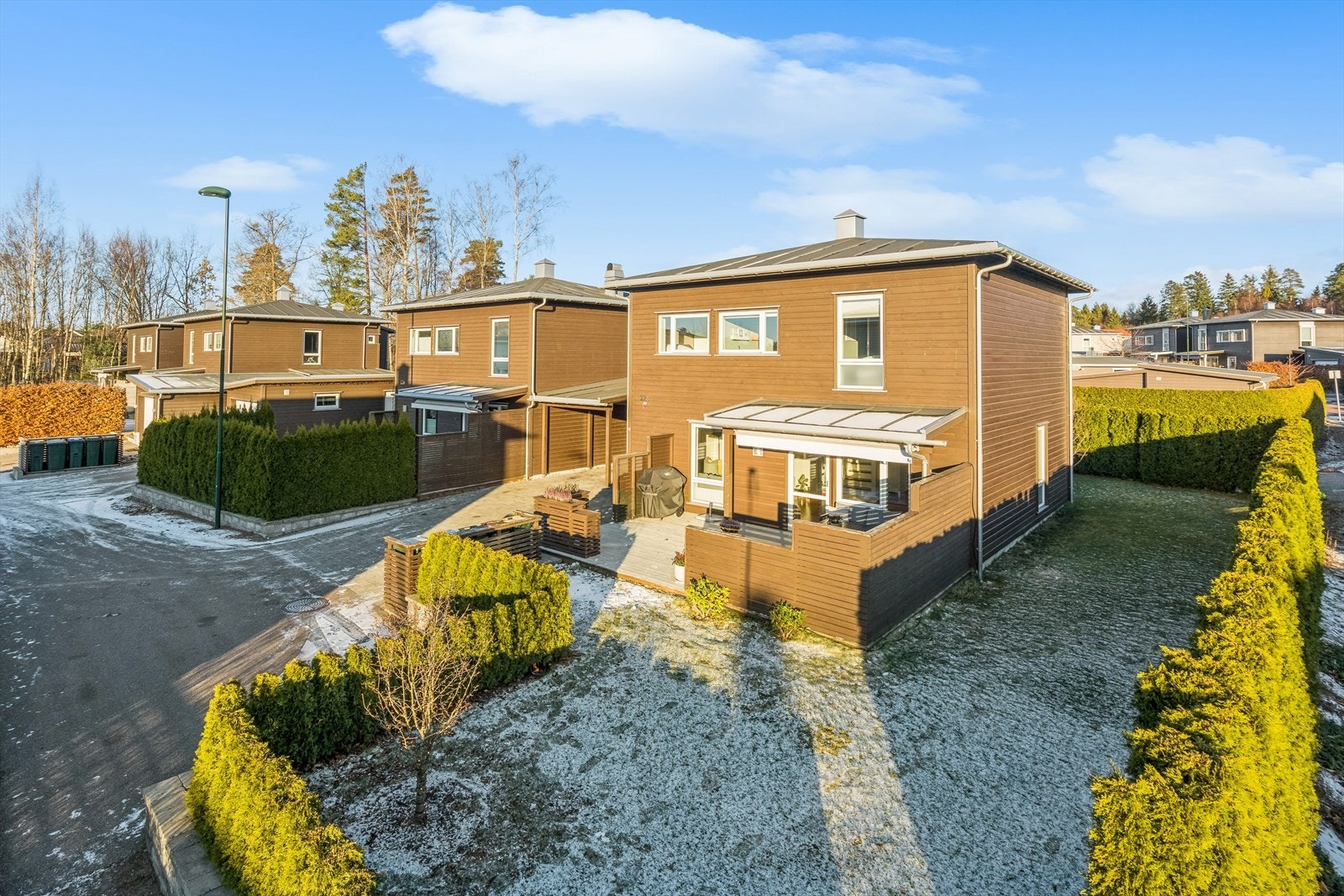 En innholdsrikt bolig med parkering i egen carport. Galleribilde