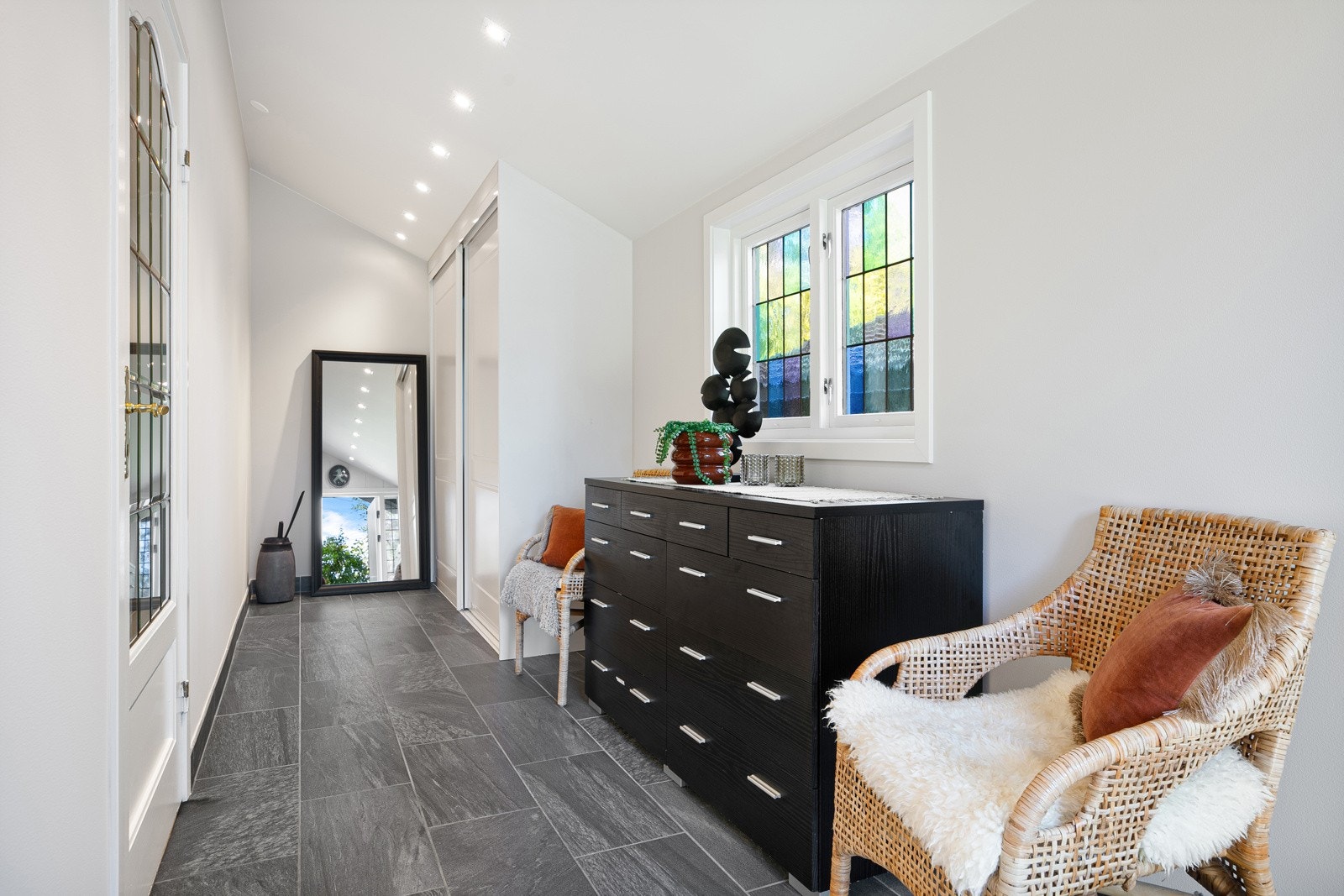 God plass til klær og sko med skyvedørsgarderobe. Det er i tillegg god plass til ytterligere møblering som kommoder og annet Galleribilde