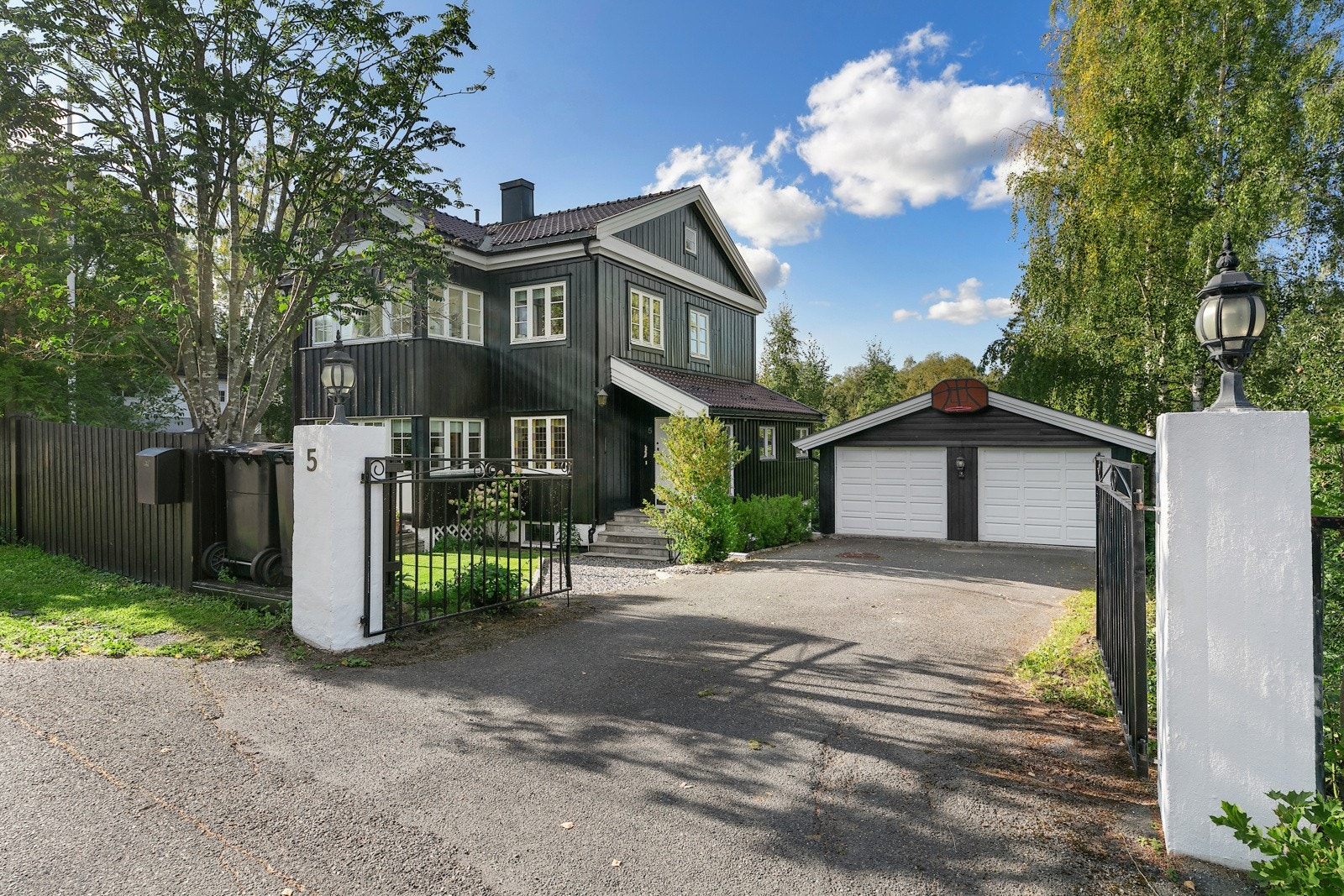 Velkommen inn til asfaltert gårdsplass foran dobbelgarasje på 34 kvm Galleribilde