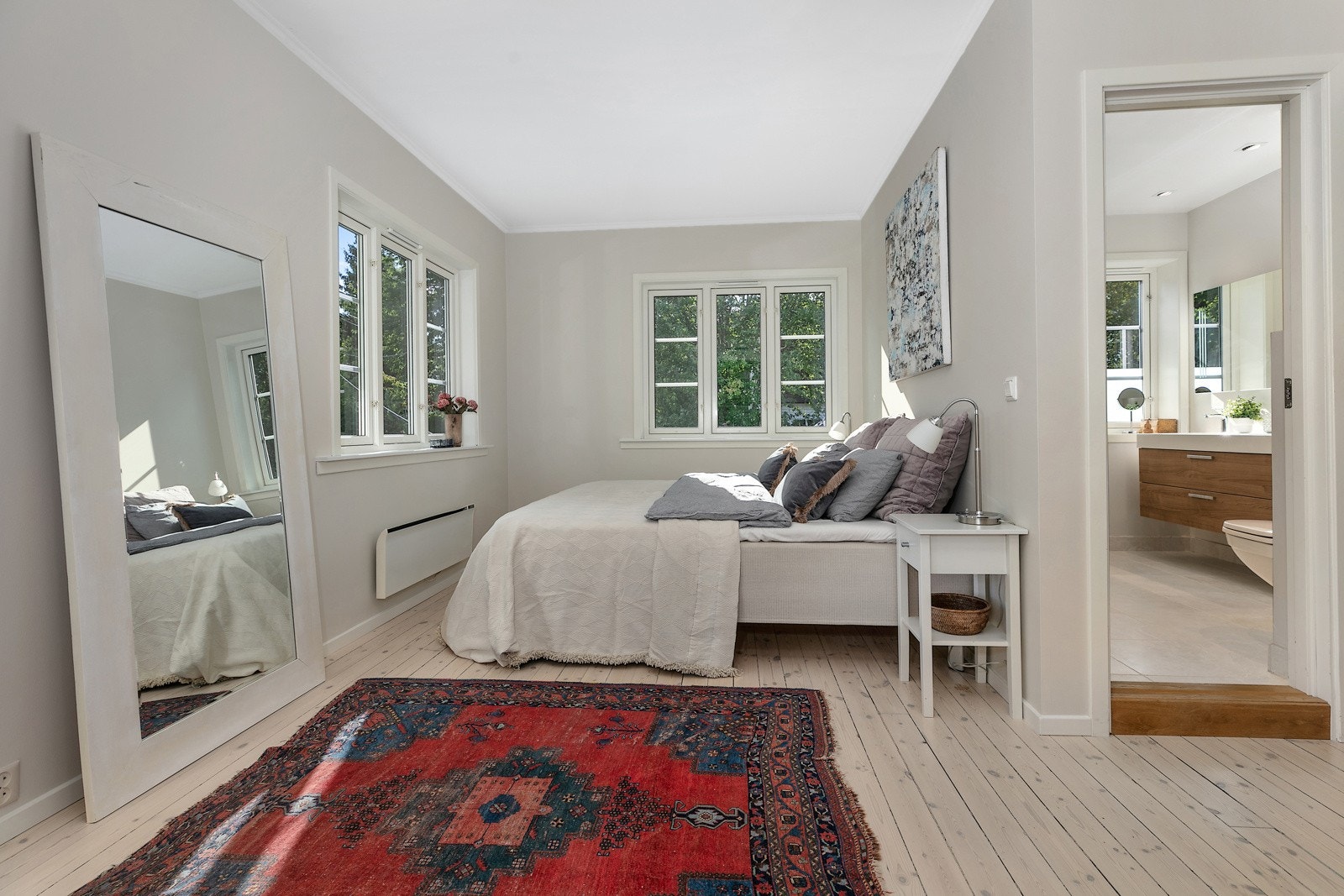 Master avdeling med ensuite bad, walk-in garderobe og kontor Galleribilde