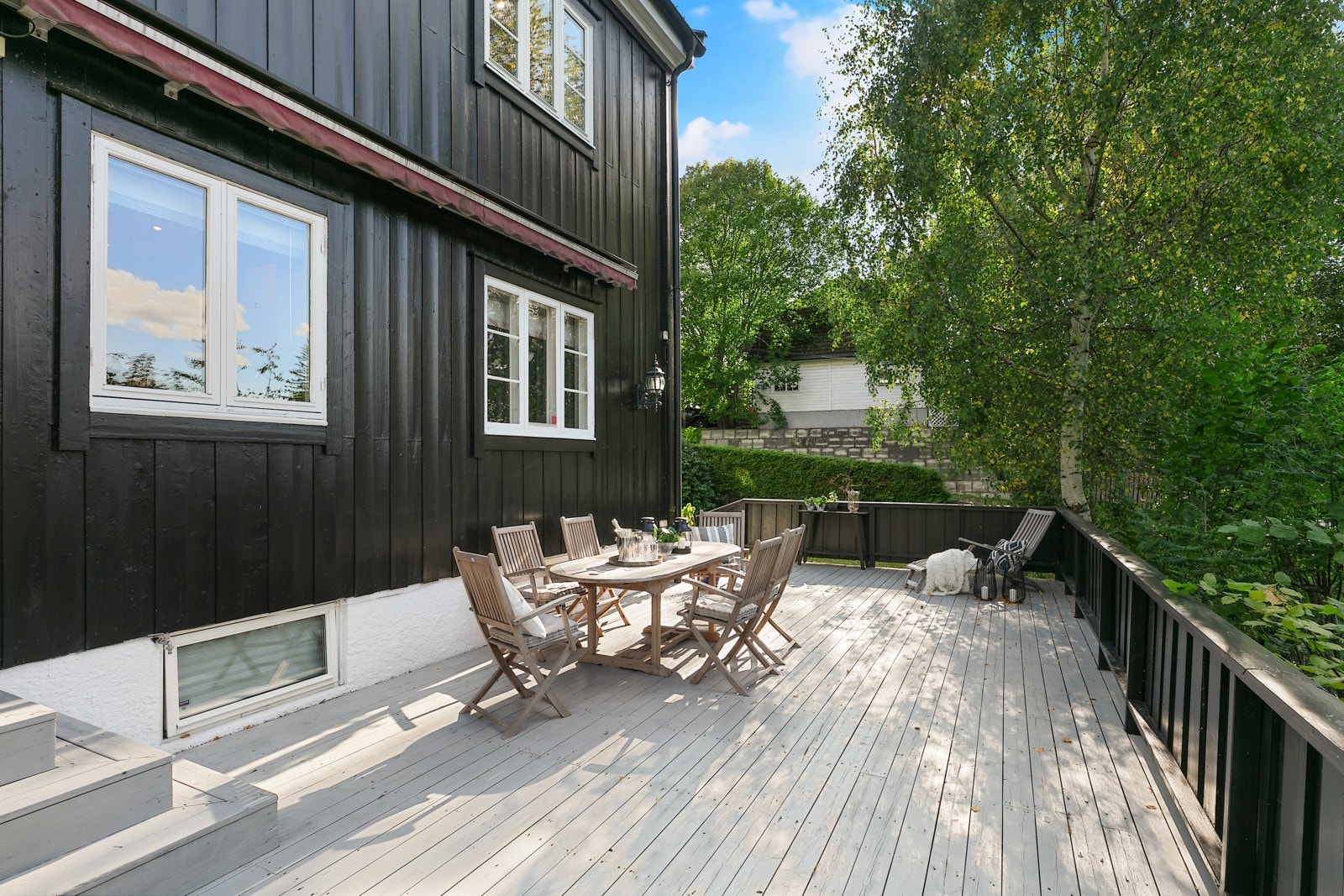 Med utgang fra kjøkkenet ligger en stor nordvestvendt terrasse - perfekt for lange ettermiddager og sene kvelder Galleribilde
