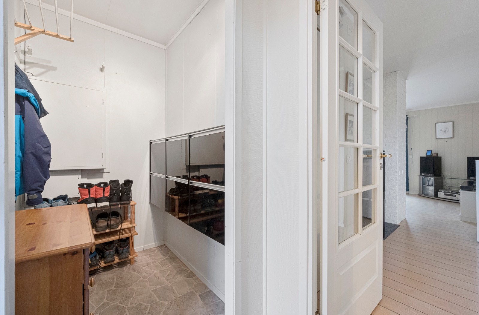 Her kommer du inn i entre med adkomst til praktisk garderobe. Galleribilde