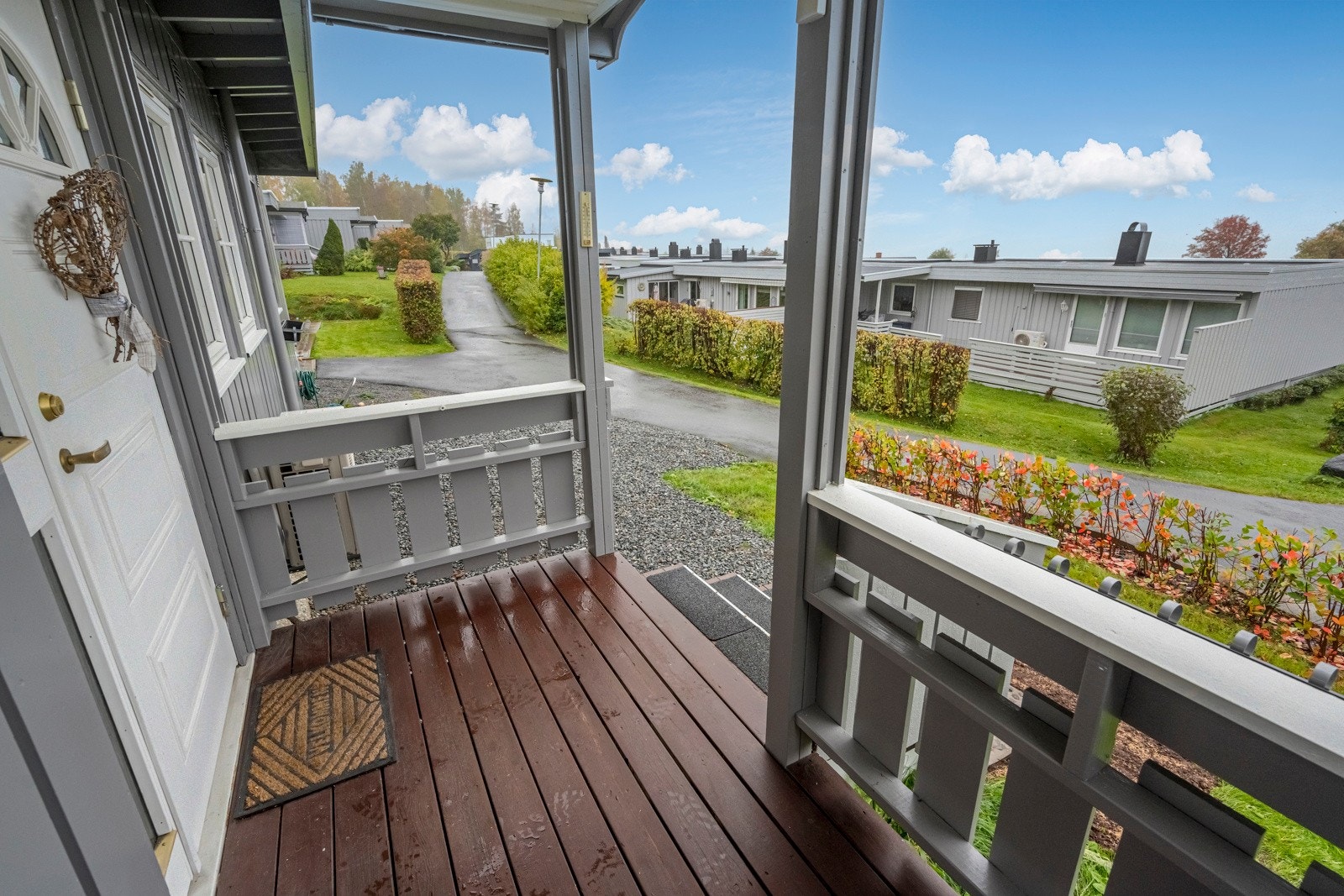 Adkomst via overbygget inngangsparti. Galleribilde