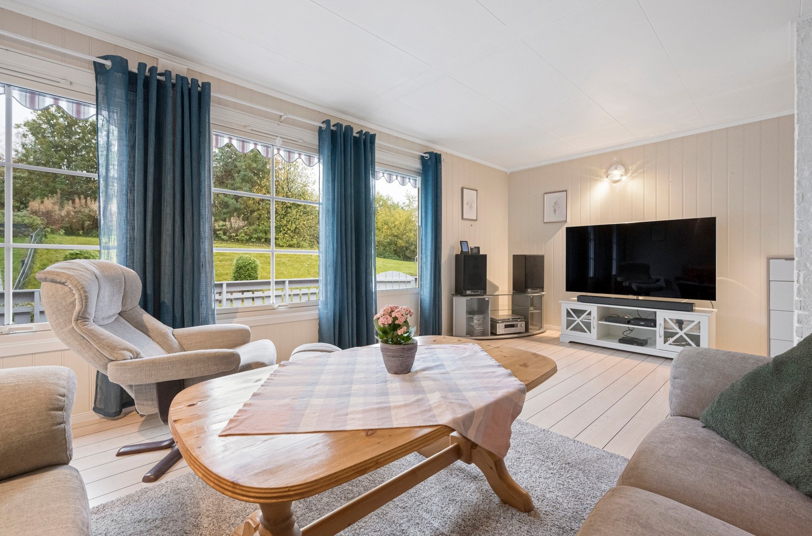 Lys og koselig stue med god plass til sofa- og tv-møblement. Galleribilde