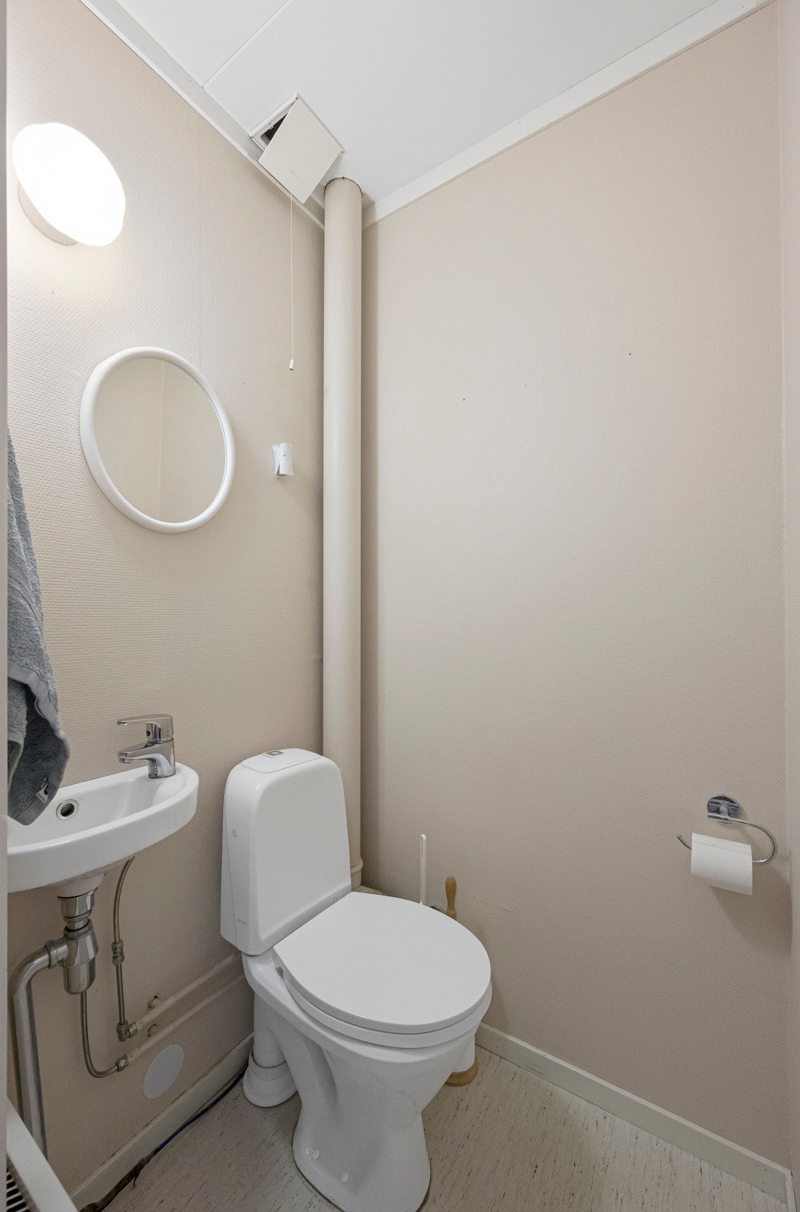 Separat toalettrom med gulvmontert wc og servant. Galleribilde