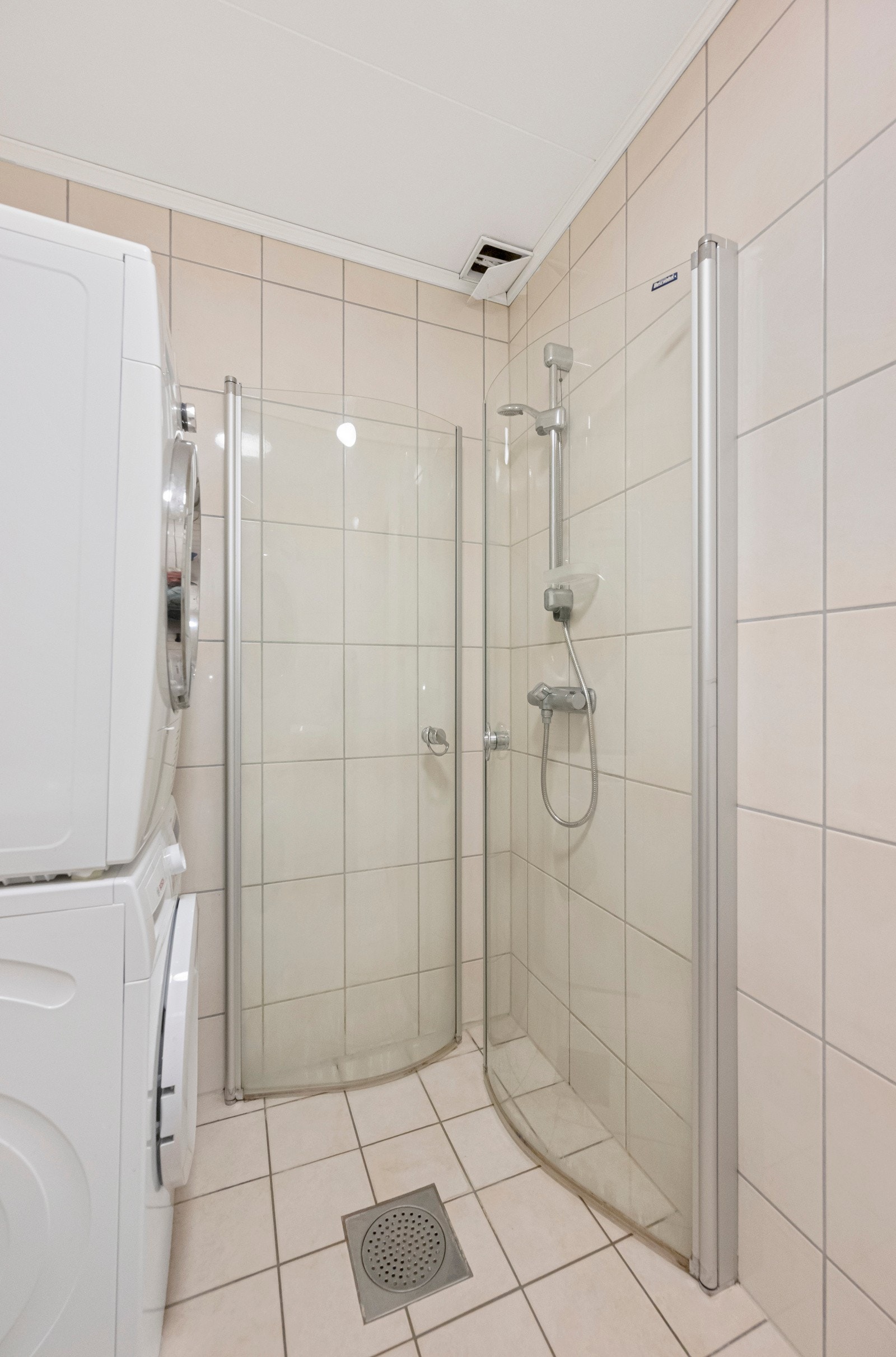 Badet har baderomsinnredning, dusjhjørne og opplegg for vaskemaskin. Oppvarming via gulvvarme. Galleribilde