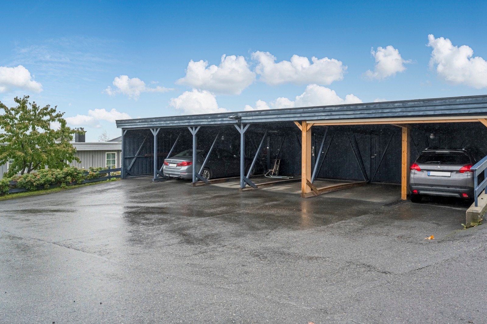 Med boligen følger 1 biloppstillingsplass i felles carportanlegg i rekke. Galleribilde