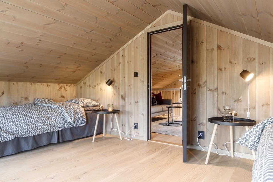 Soverom på hems. Illustrasjonsbilde fra tilsvarende hytte. Galleribilde