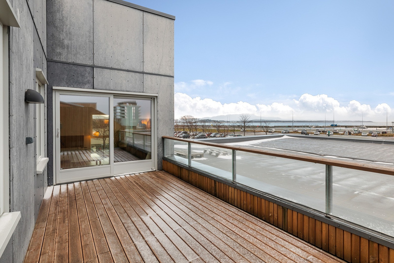 Stor terrasse med utgang fra stue. Sjøutsikt mot Trondheimsfjorden. Galleribilde